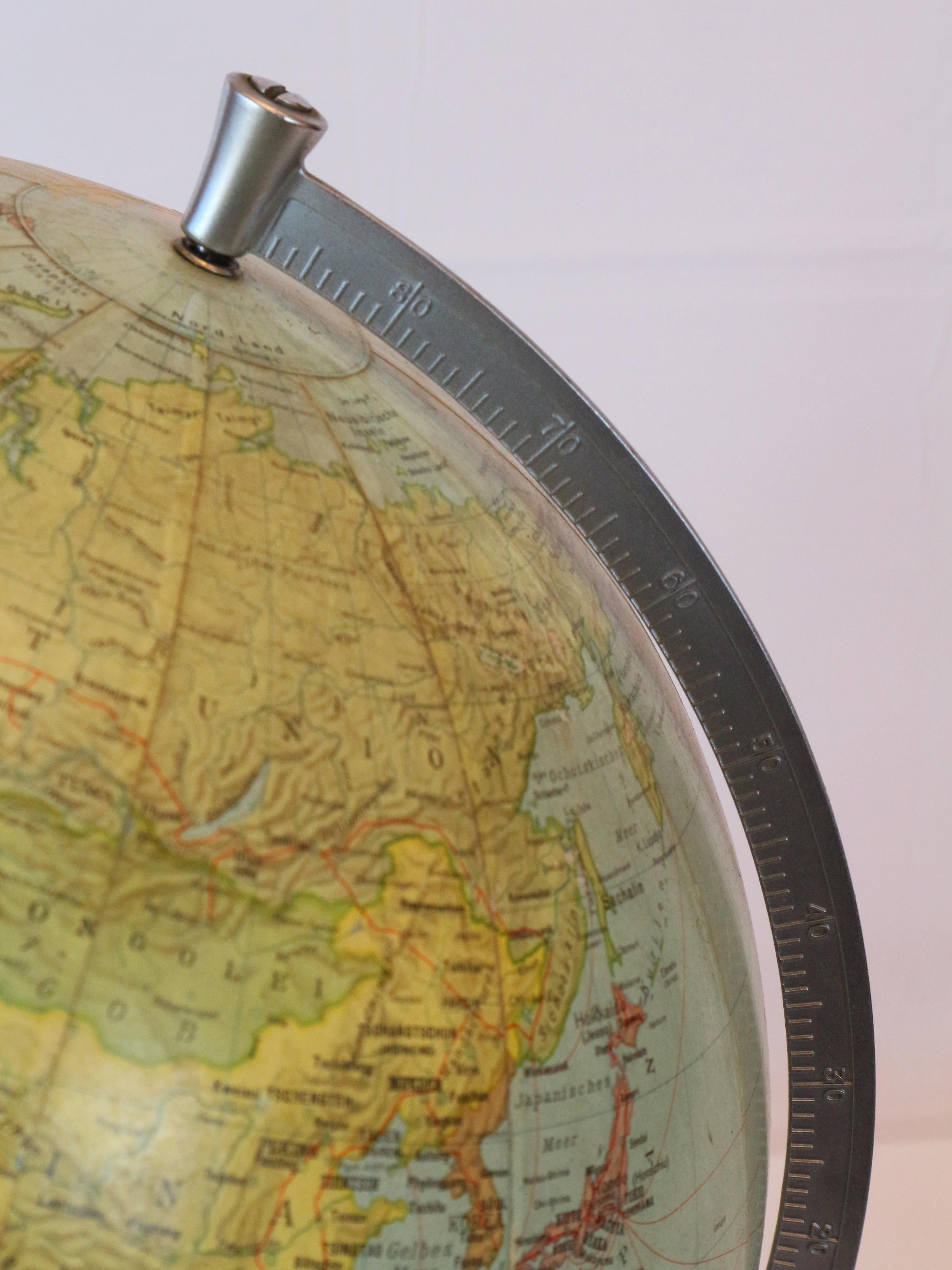 1950s Terrestrial Globe Swiss for Kummerly and Frey In Good Condition In Carpi, Modena