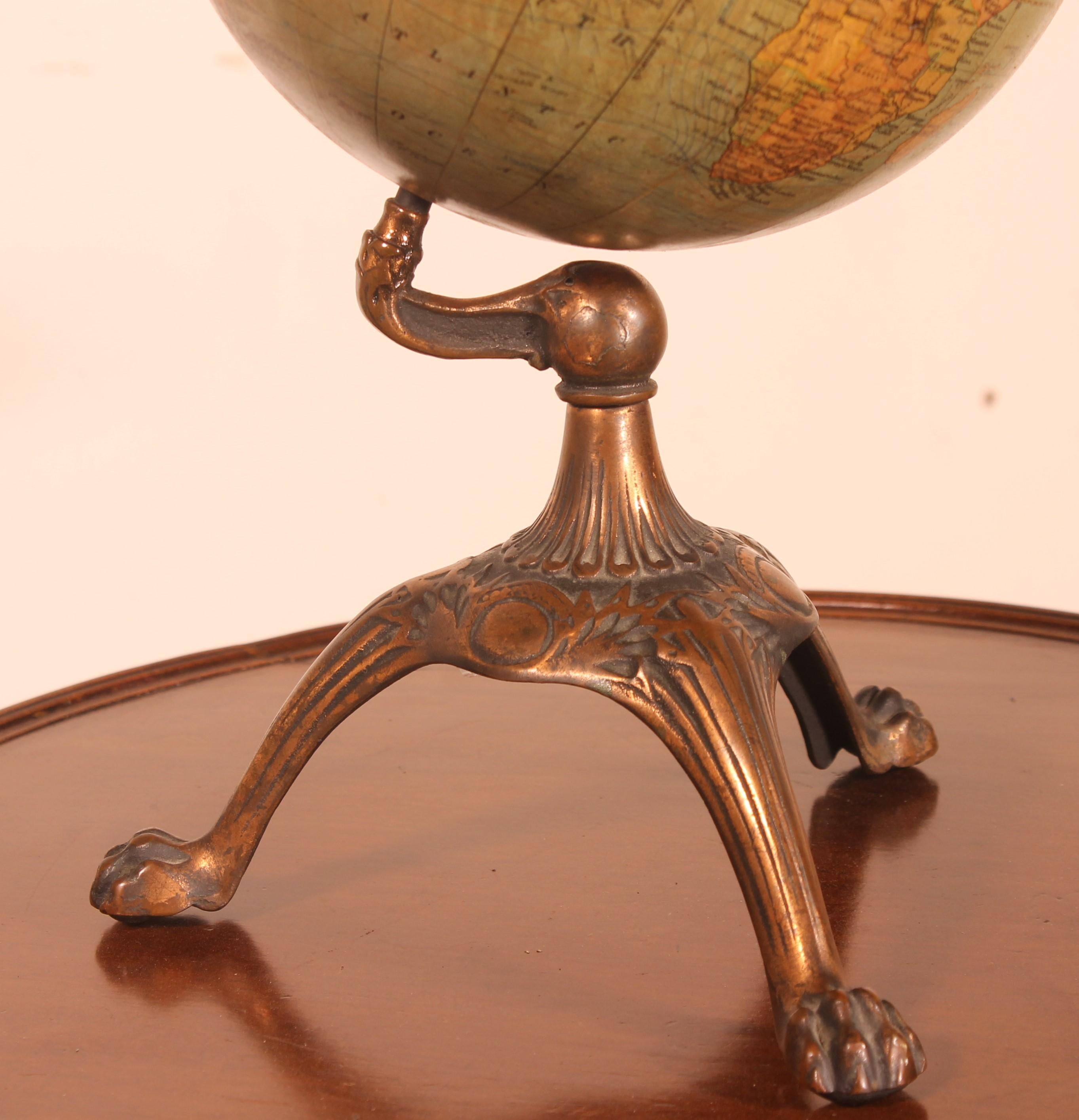 Elegant terrestrial globe Weber Costello Co Chicago heights from the end of the 19th century
Very elegant small size globe which is unusual and very interesting in a decoration on a desk for example
Elegant tripod foot in cast iron
Very beautiful