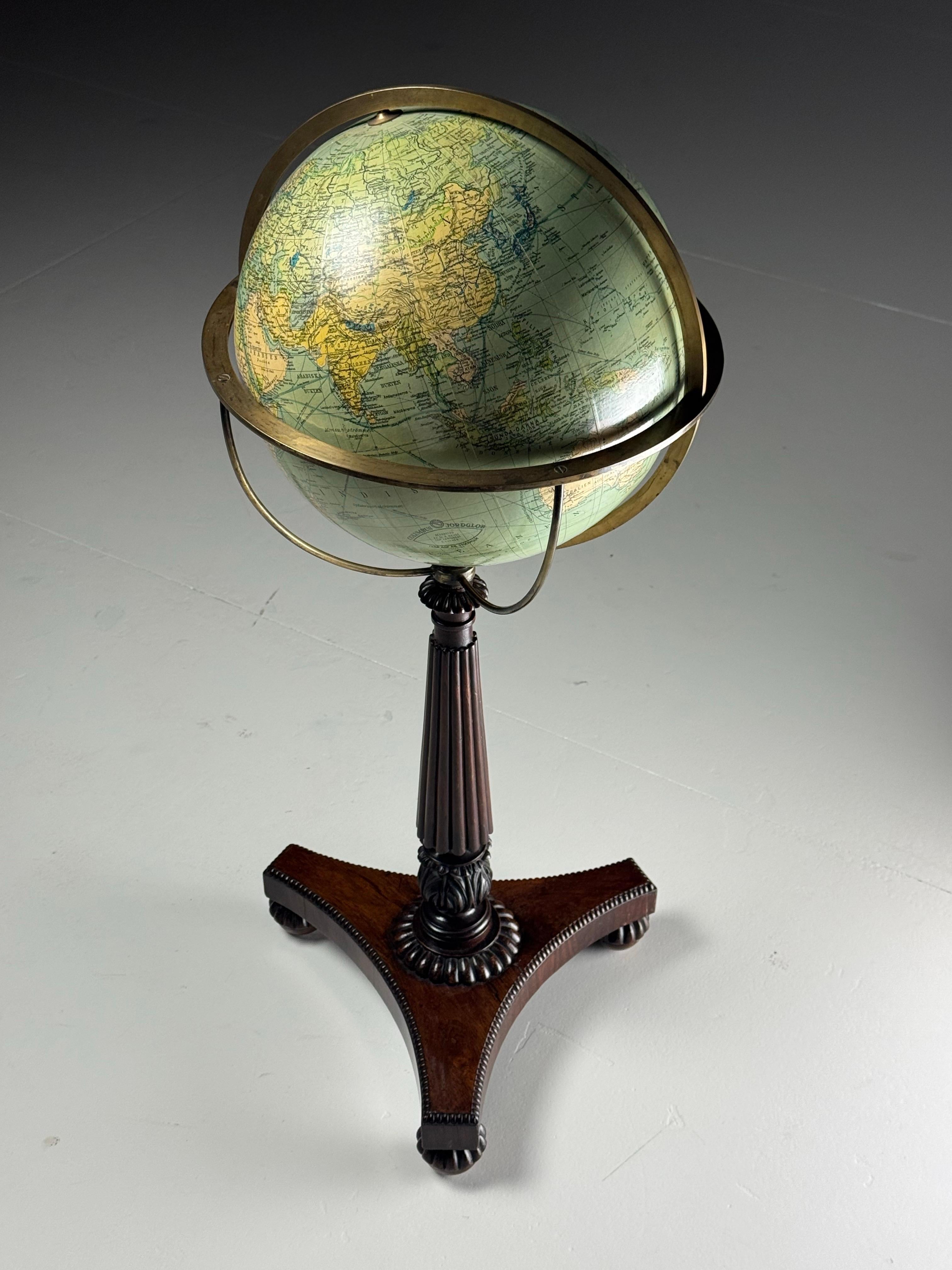 Attraente mappamondo in piedi in legno di palissandro del periodo William IV, risalente agli inizi del XIX secolo.

Questo bellissimo mappamondo in piedi del periodo William Rosewood, risalente all'inizio del XIX secolo, non è solo un oggetto