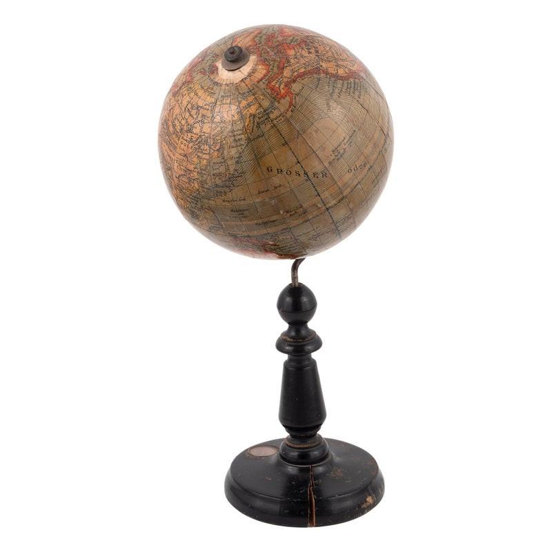 Sur une base ébonisée, avec une boussole en laiton d'une hauteur de 22 cm By Heymann