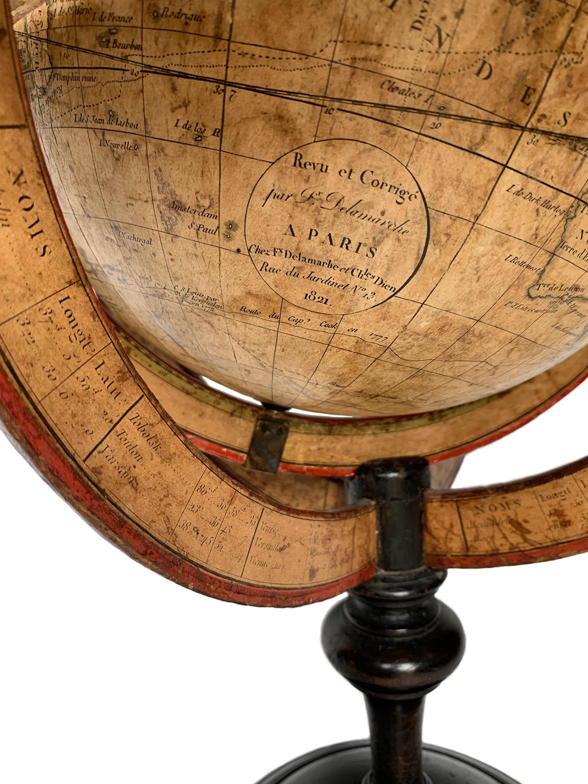 Globe terrestre de table
Félix Delamarche
Paris, 1821
Il mesure 20,47 in de hauteur, Ø max 14,17 in ; la sphère Ø 9,44 in (h 52 cm x Ø max 36,5 cm ; la sphère Ø 24 cm).
Bois, imprimé, papier mâché et métal
Il repose sur sa base en bois tourné