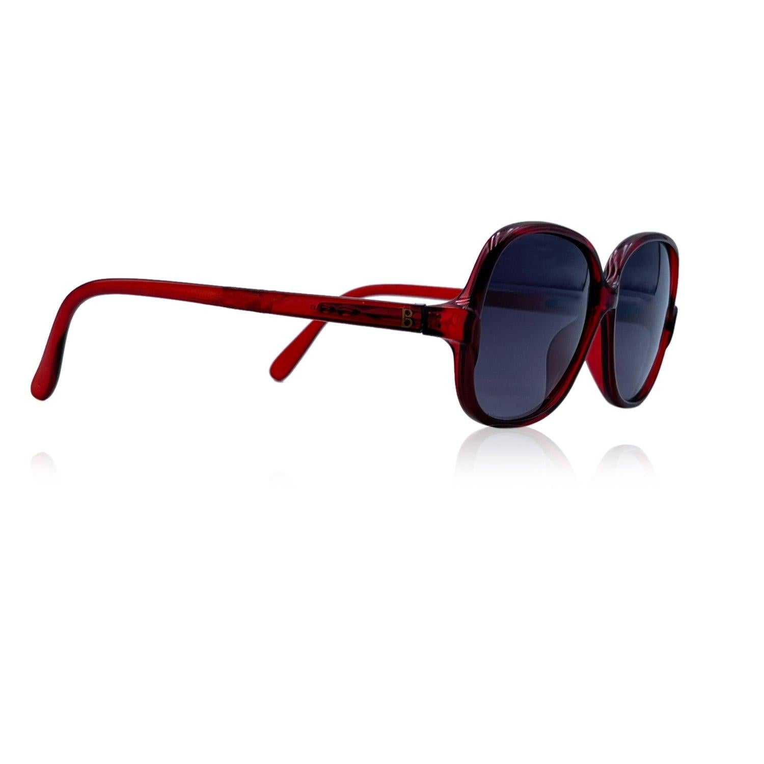 Vintage sunglasses by Terri Brogan, mod. 8635 - 52/11 . Red Optyl acetate frame with RAY-BAN signatures on temples. Square design. Gradient grey original lens. Made in Italy Details MATERIAL: Acetate COLOR: Red MODEL: 8635 GENDER: Unisex Adults