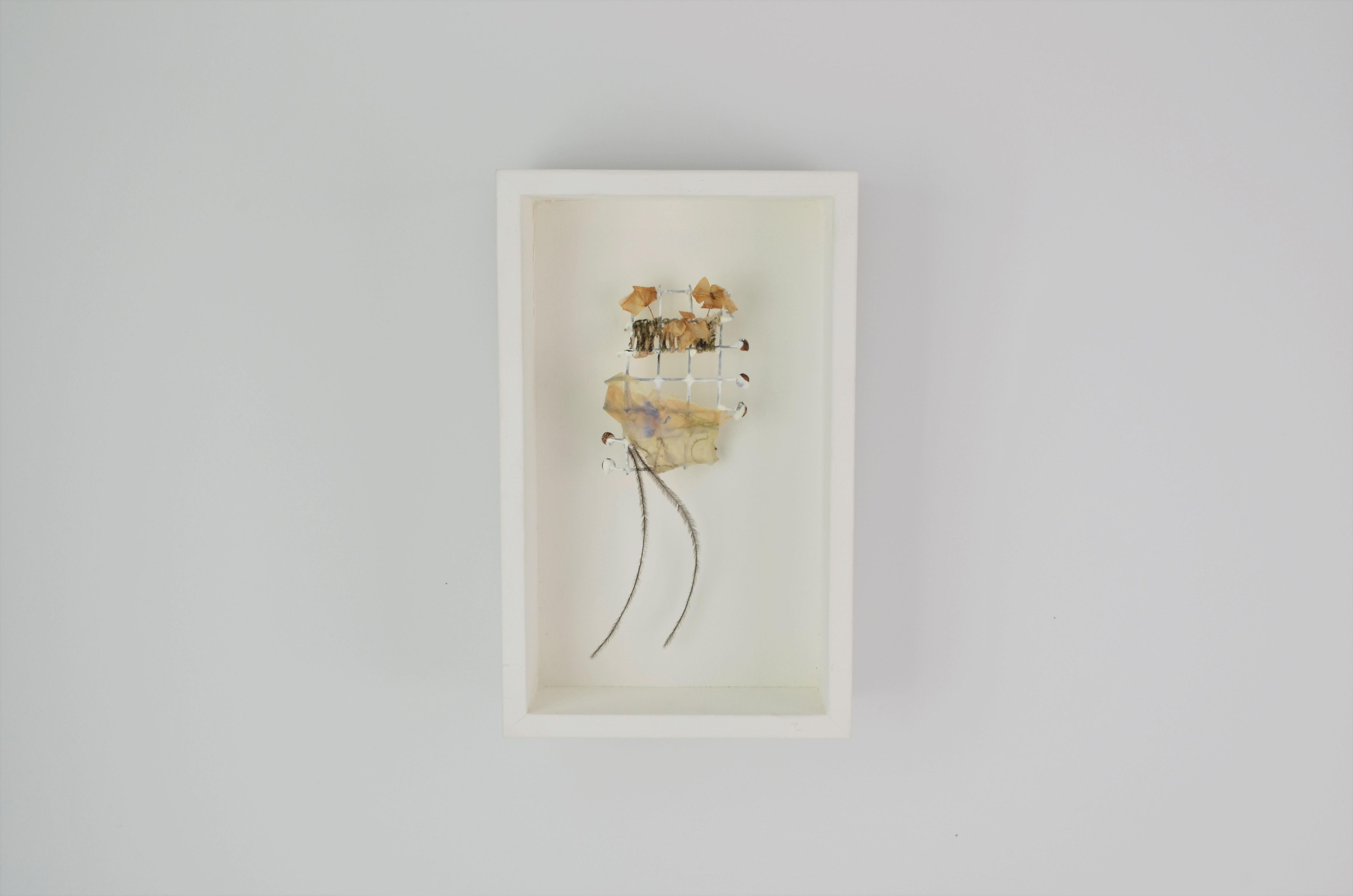 Abstract Painting di Terri Fraser - Scultura astratta da parete in 3D: 'Scoiattolo'