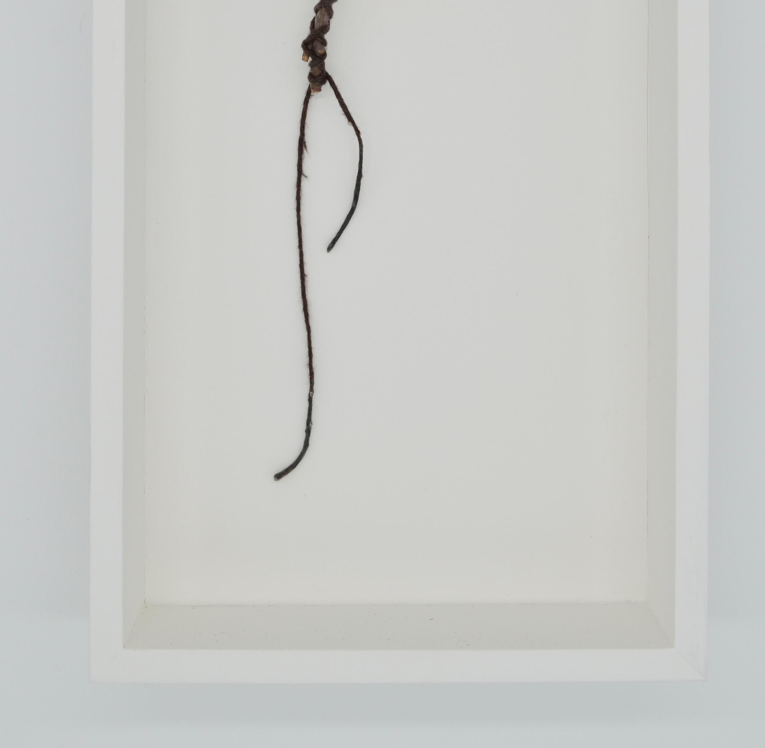 Abstrakte 3D-Wandskulptur: „Stick Up“ (Grau), Abstract Painting, von Terri Fraser