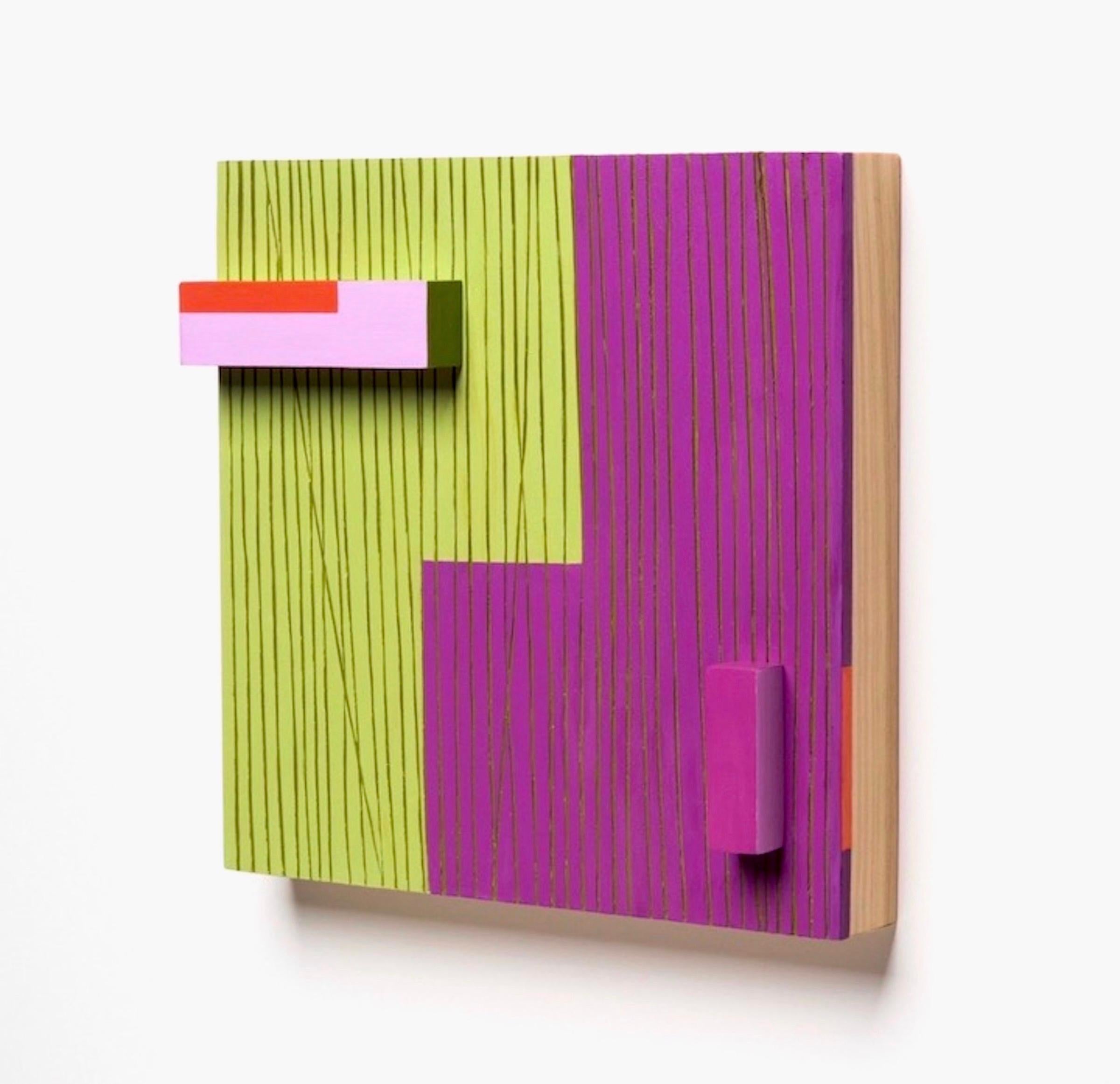 Abstract Painting Terri Fridkin - Un chemin qui existe - Sculpture murale abstraite vert, violette, minimalisme, bois, mcm