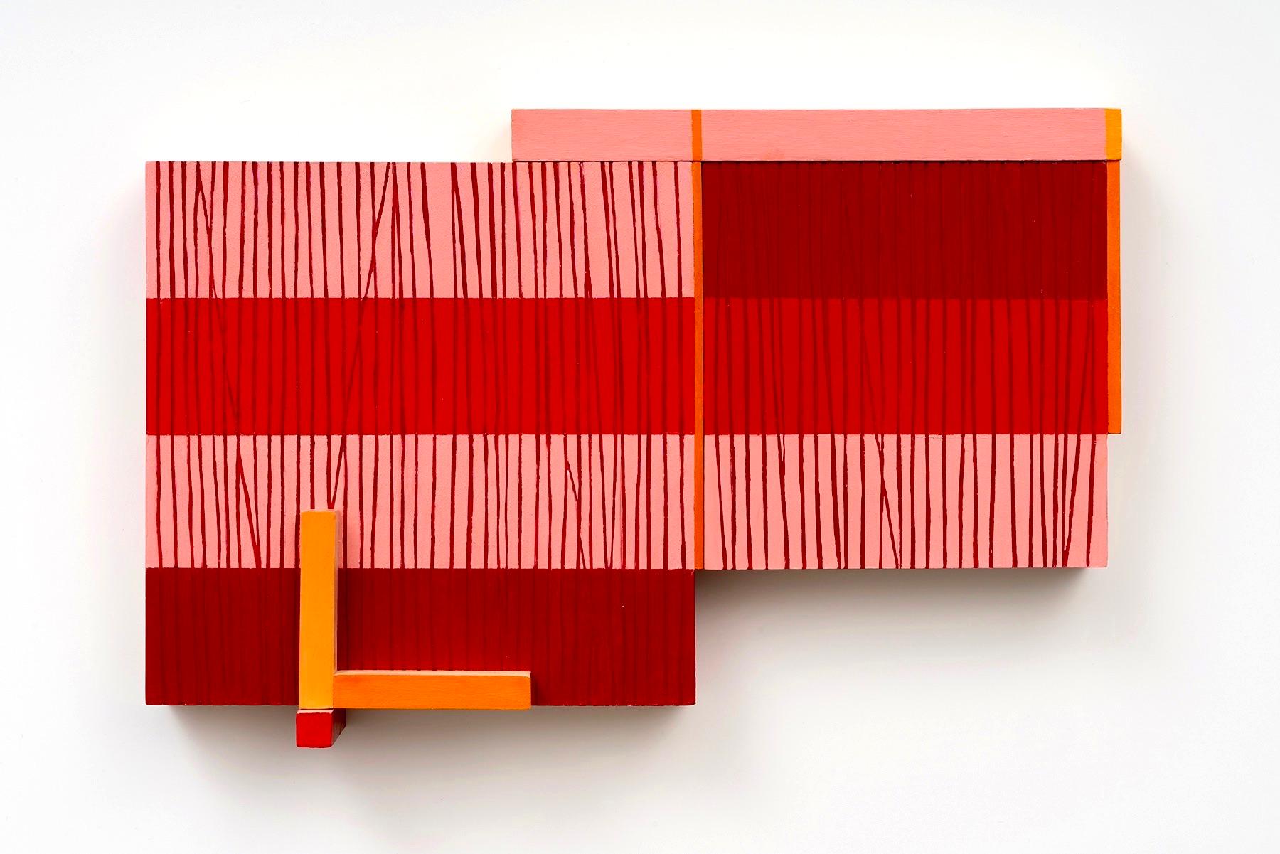 Abstract Sculpture Terri Fridkin - Be Mine - Sculpture murale abstraite rouge, rose, orange, minimalisme, mcm