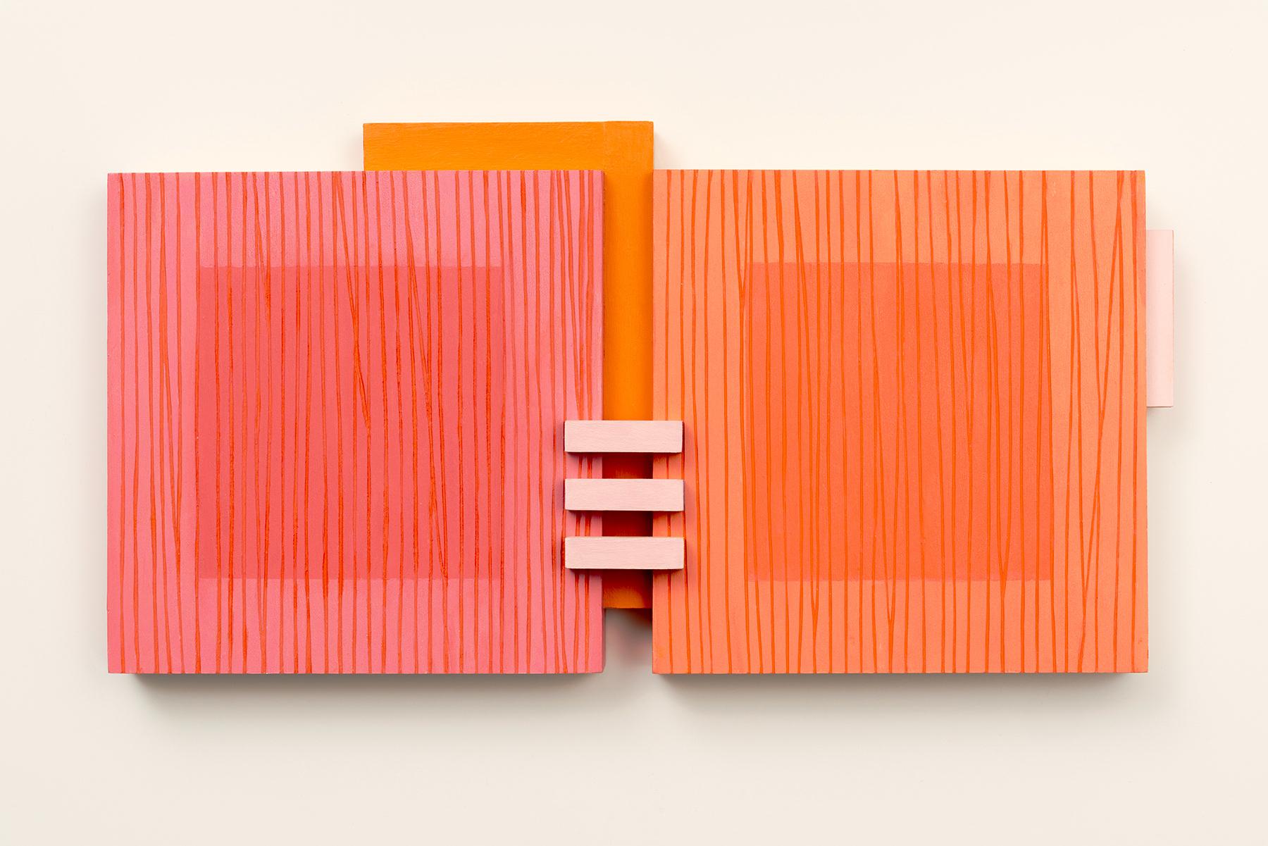 Abstract Sculpture Terri Fridkin - La vérité est Bliss - Sculpture murale abstraite bleue, orange, minimalisme, bois