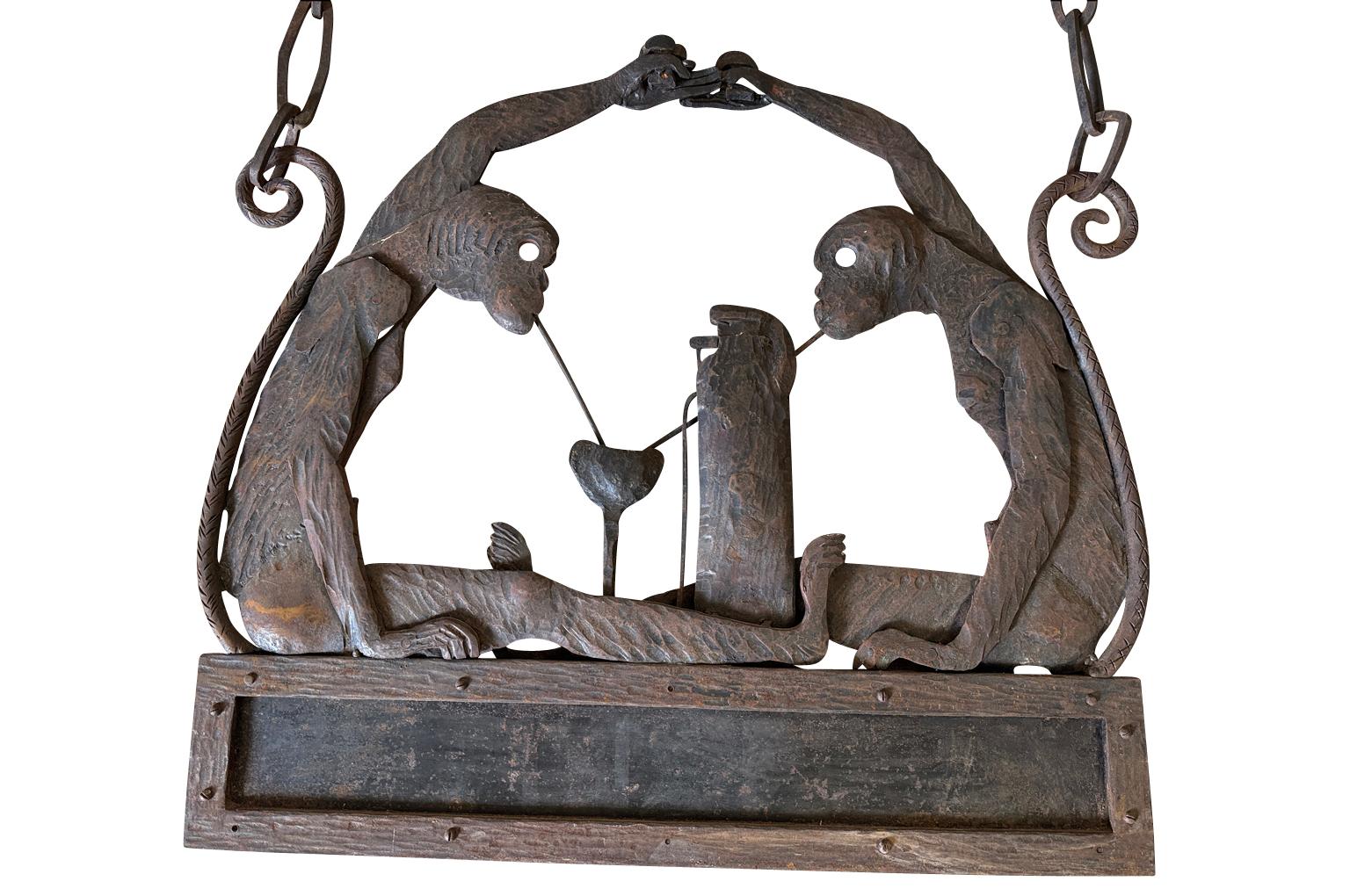 Une fabuleuse enseigne de bar du début du 20e siècle provenant du sud de la France.  Merveilleusement construit en fer riveté.  Deux singes partageant un cocktail avec un verre à cocktail, une bouteille d'eau de Seltz et les deux singes tenant un