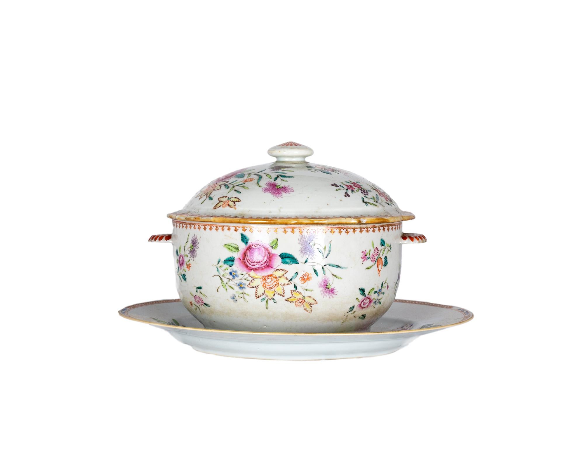 Tureen and round platter of the Companhia da Índia Portuguesa da Família Rosa in white porcelain, red and pink details, floral motif, decoration depicting a garden with peonies and other flowers and wings with coral relief.

Diameter: 
height tureen