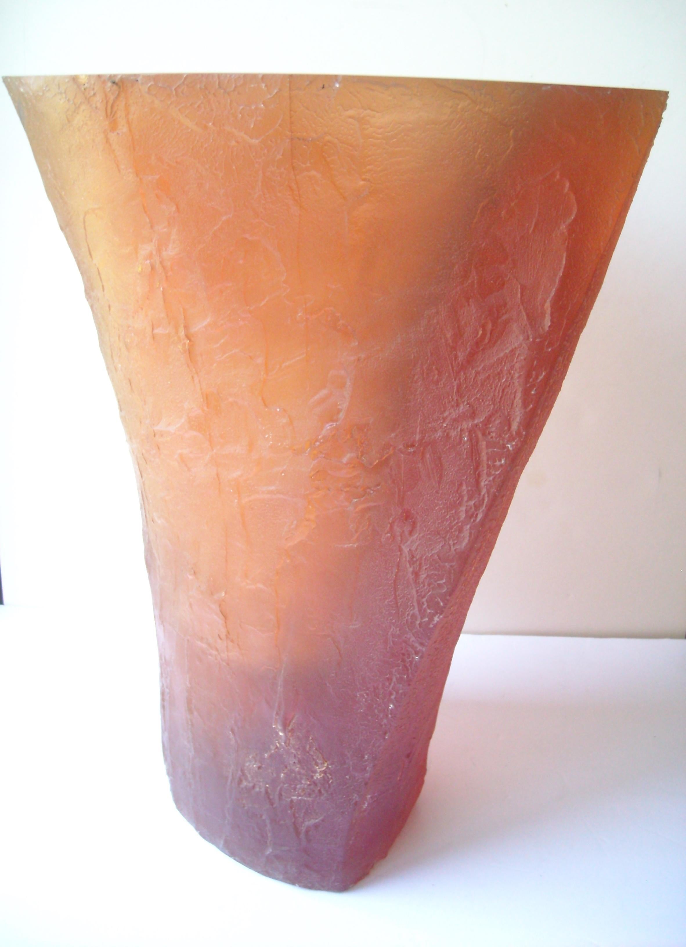 Terry Balle, Großes Studio-Acryl/Resin-Vase/Skulptur/ Optisches Pflanzgefäß, signiert (Postmoderne) im Angebot