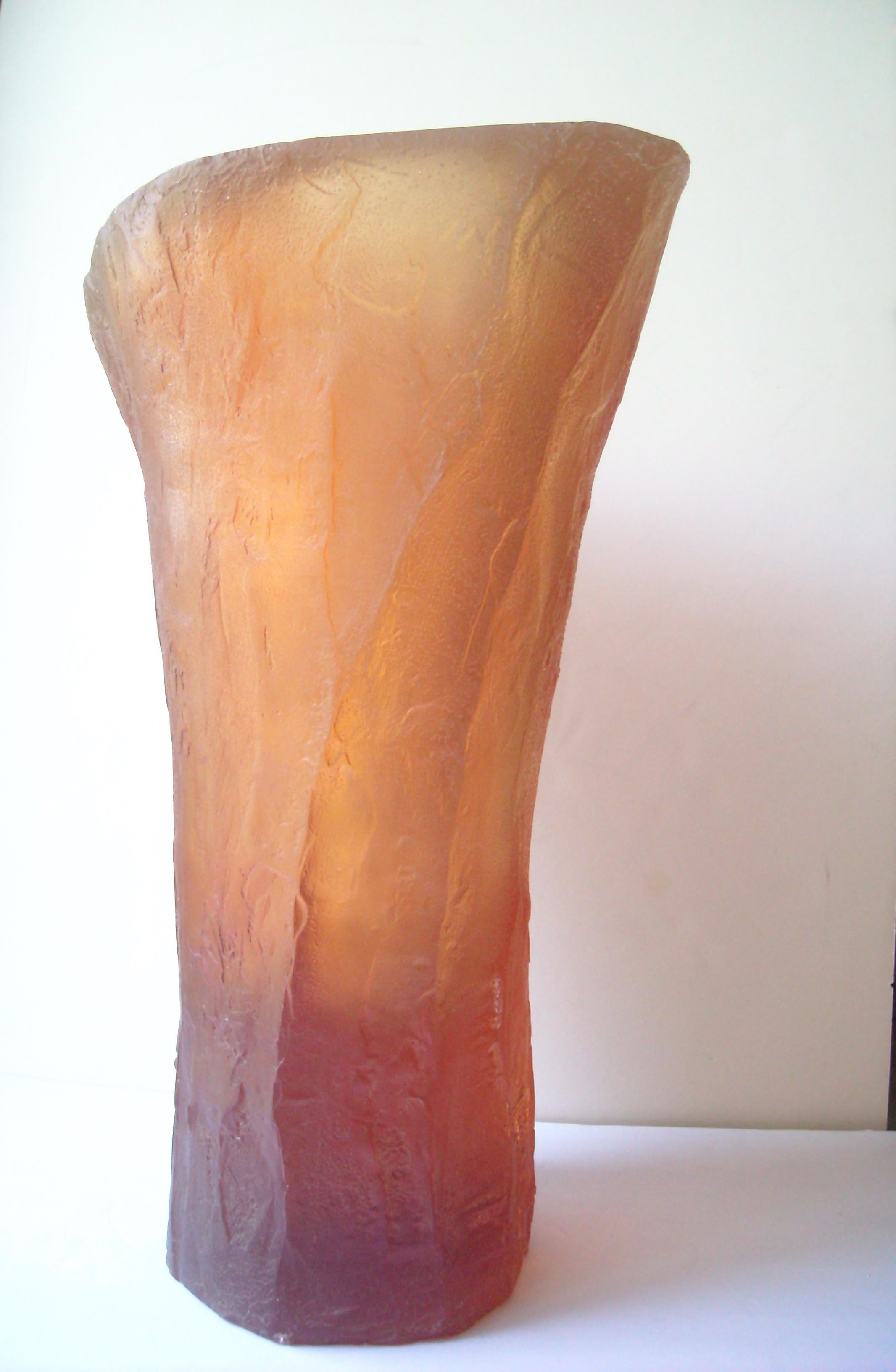 Terry Balle, Großes Studio-Acryl/Resin-Vase/Skulptur/ Optisches Pflanzgefäß, signiert (amerikanisch) im Angebot