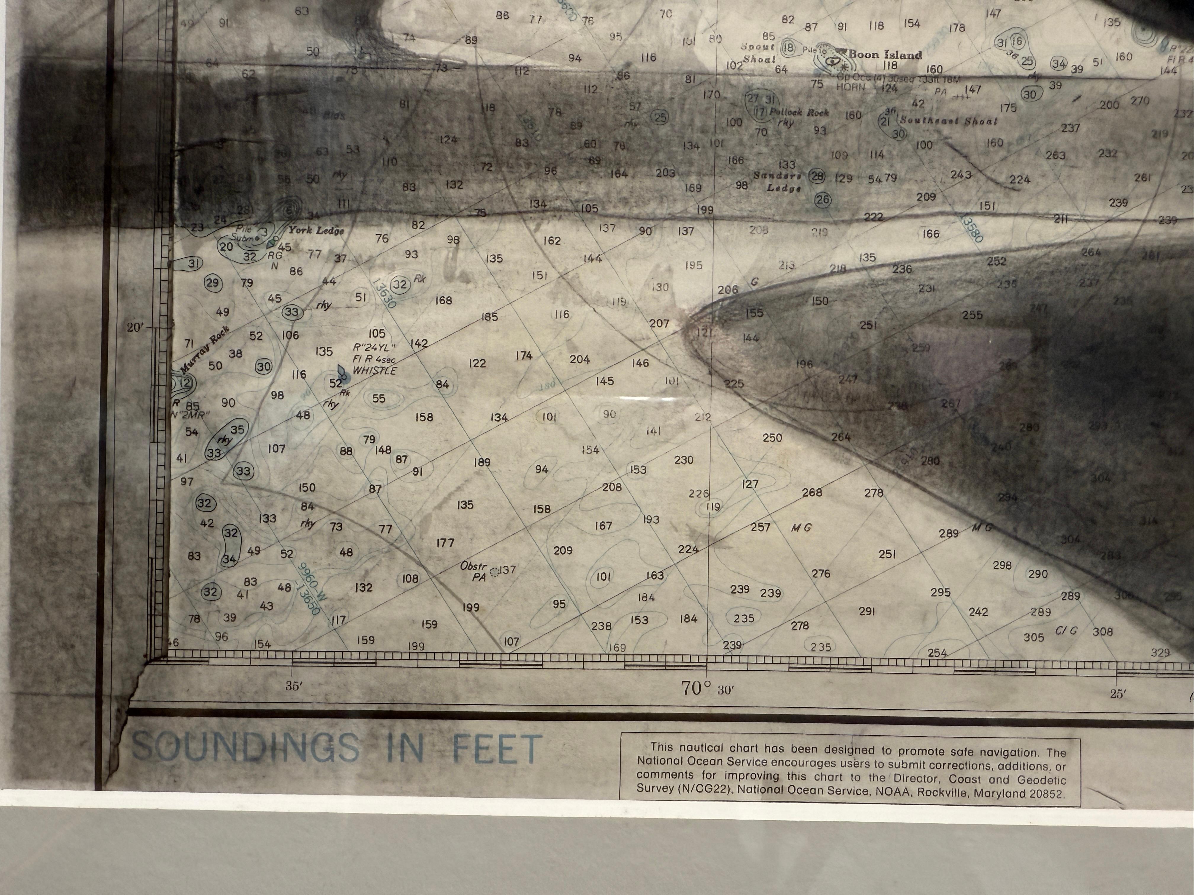 Graphit auf Seekartencollage, zerrissen und wieder zusammengesetzt. Ein Segelboot ragt aus dem Wasser, der Bug steht im Mittelpunkt der Komposition. Das Boot ruht auf drei dünnen Stützen auf der rechten Seite und null Stützen auf der linken Seite.