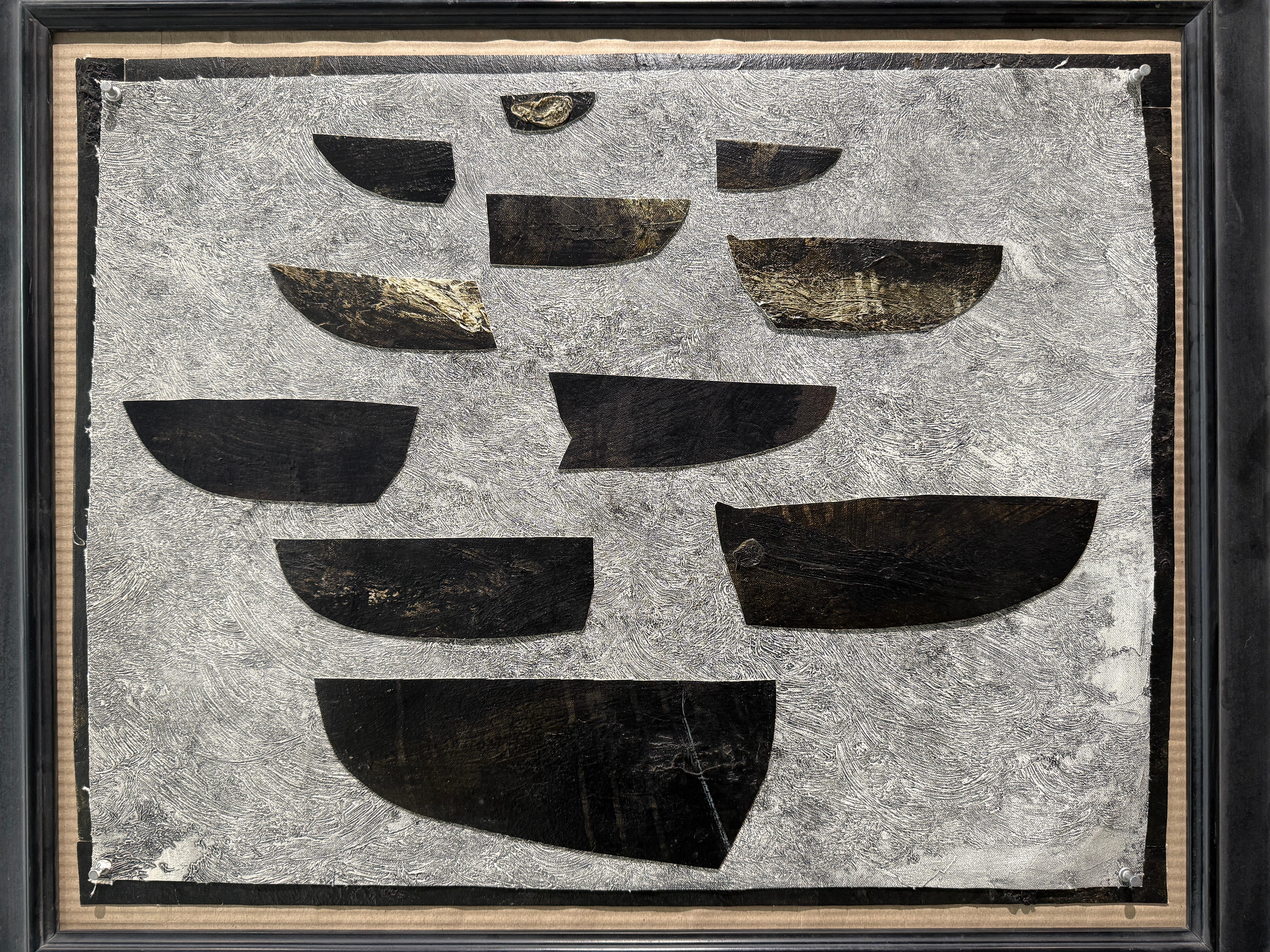 Eine Öl auf Leinwand Gemälde Collage von Terry Elkins  (geb. 1951 / Vicksburg, Mississippi). Elkins schneidet bemalte Leinwand in Bootssilhouetten, die so angeordnet sind, dass sie in entgegengesetzte Richtungen segeln, wobei sich die einzelnen