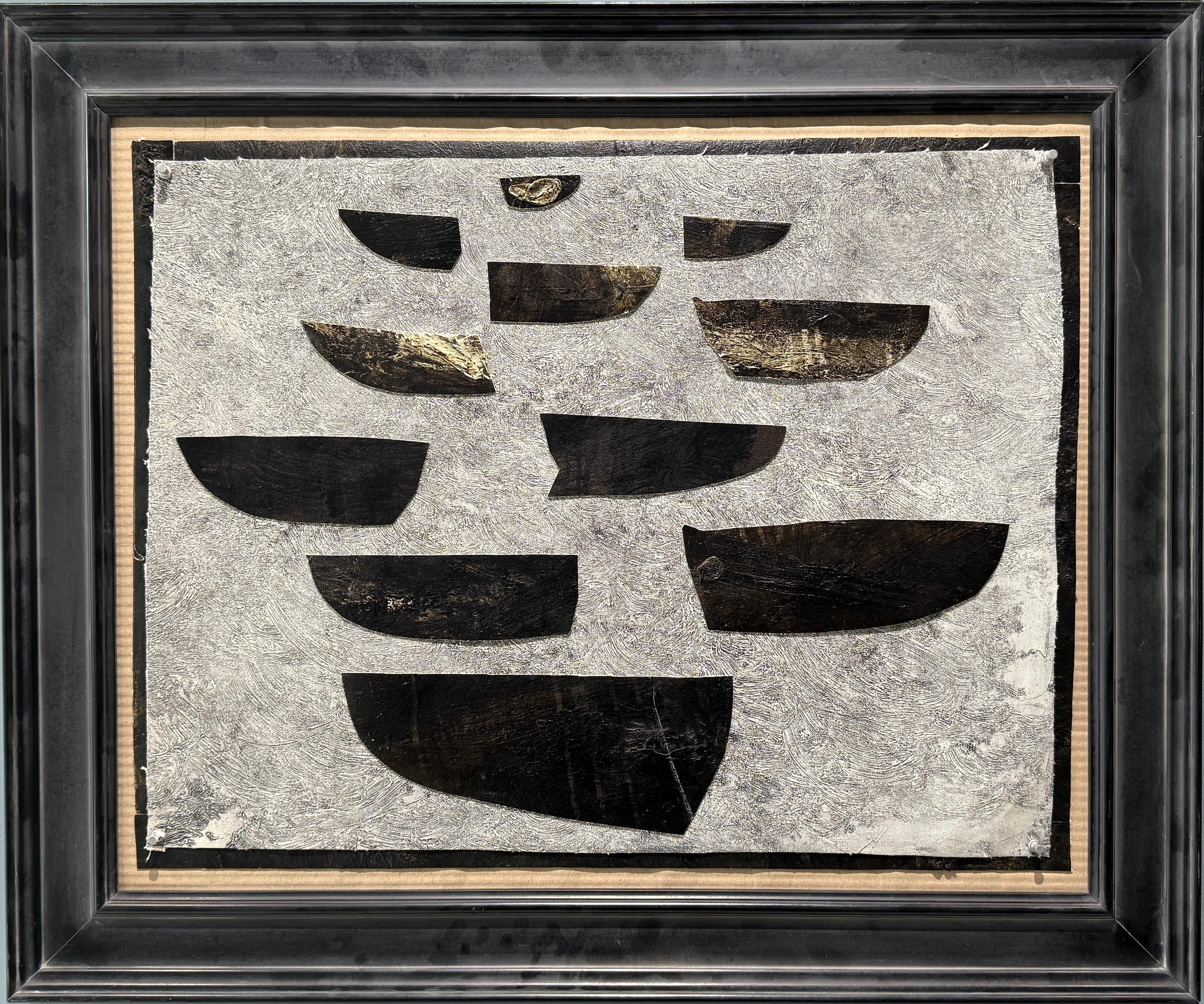 "Castaways" Ölgemälde, nautisch, Boote, neutrale Töne – Mixed Media Art von Terry Elkins