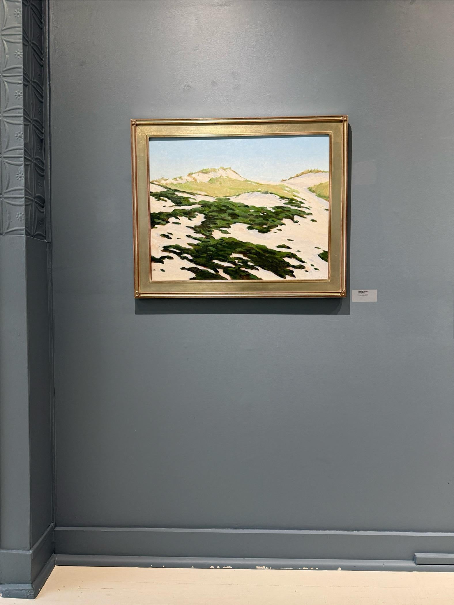 Ölgemälde der Sanddünen in Napeague, dem langen Sandstreifen zwischen Amagansett und Montauk. Diese sandigen Hügel mit Strandsträuchern und Gräsern bieten verschiedene Grüntöne. Ein blauer Himmel darüber. 

Eingerahmt in einen traditionellen