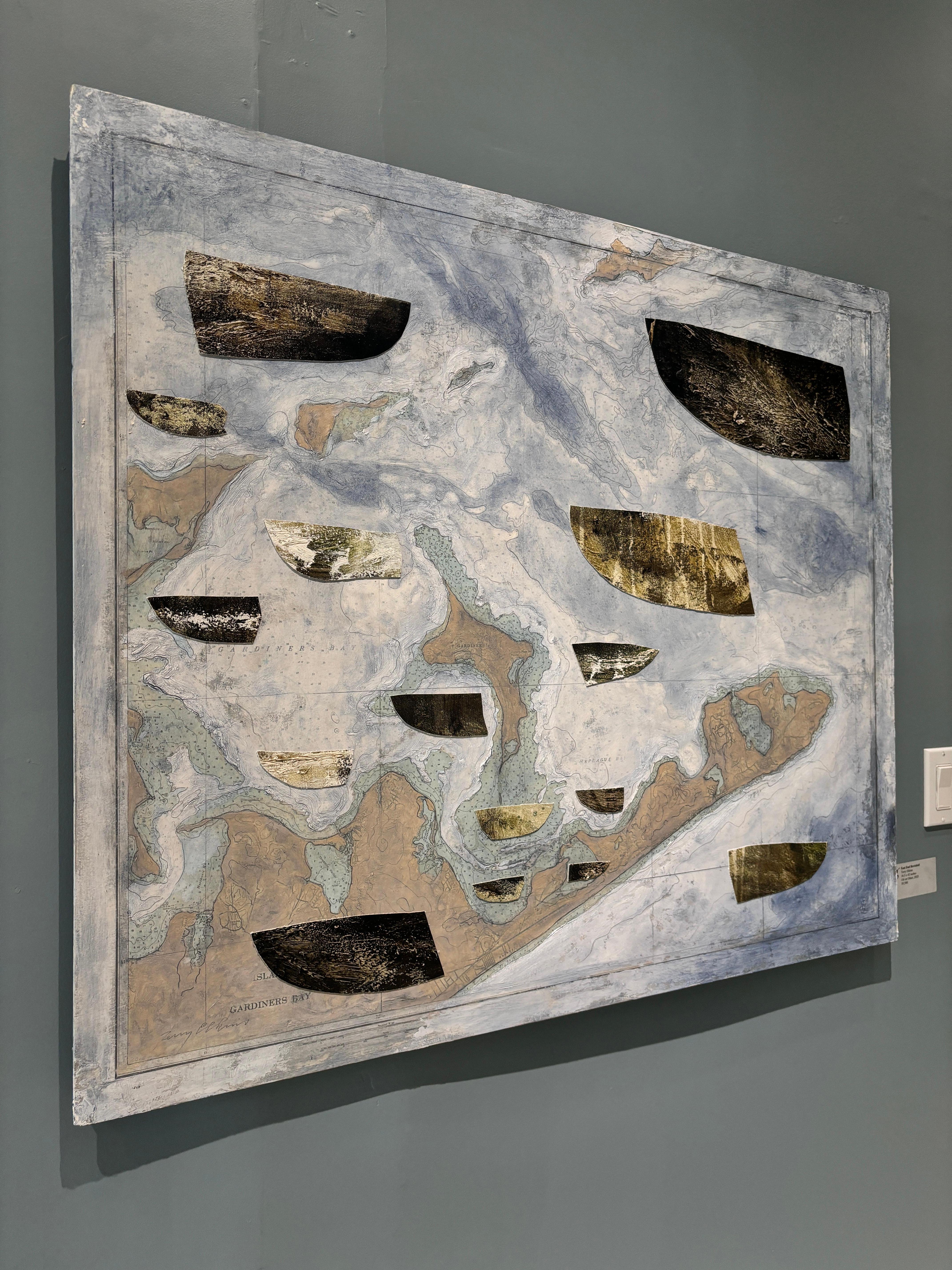 Collage mit Ausschnitten aus Öl auf Leinwand, Ölfarbe und Ausschnitten aus Karten von Gardiner's Island auf Holzplatte. Elkins verwendet alte bemalte Leinwände, die er in Form von kleinen Booten, so genannten Dories, zerschneidet. Er platziert sie