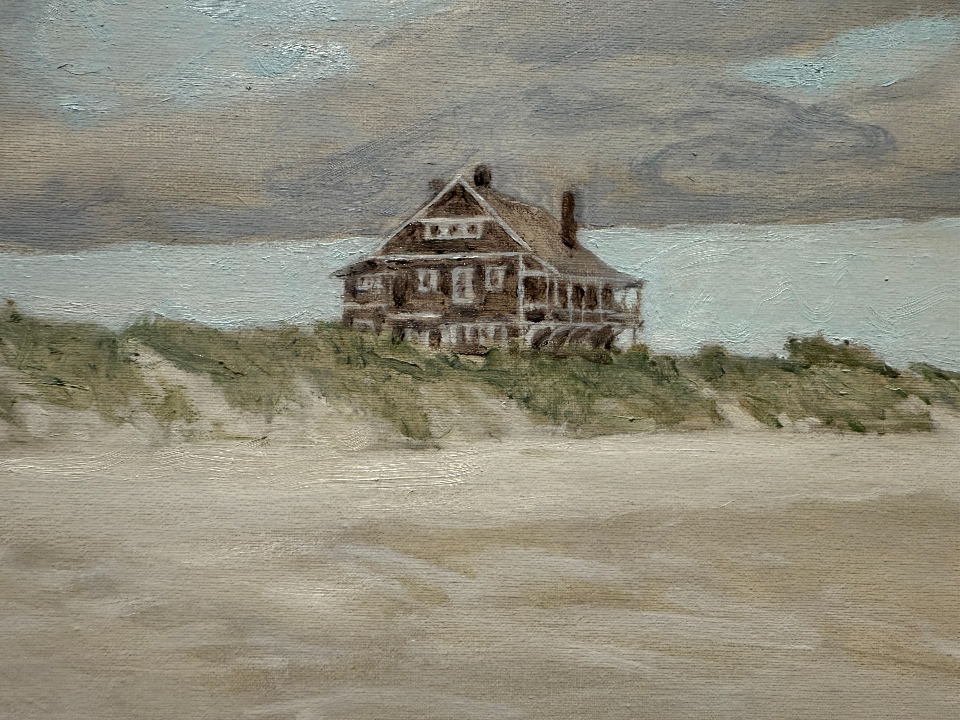 Ein Ölgemälde von Terry Elkins  (geb. 1951 / Vicksburg, Mississippi), der in der Nähe in Sagaponack lebt. Eine Strandlandschaft mit sandigem Vordergrund und blassen Schäfchenwolken, die einen sanften blauen Himmel durchschneiden. Ein grüner Horizont