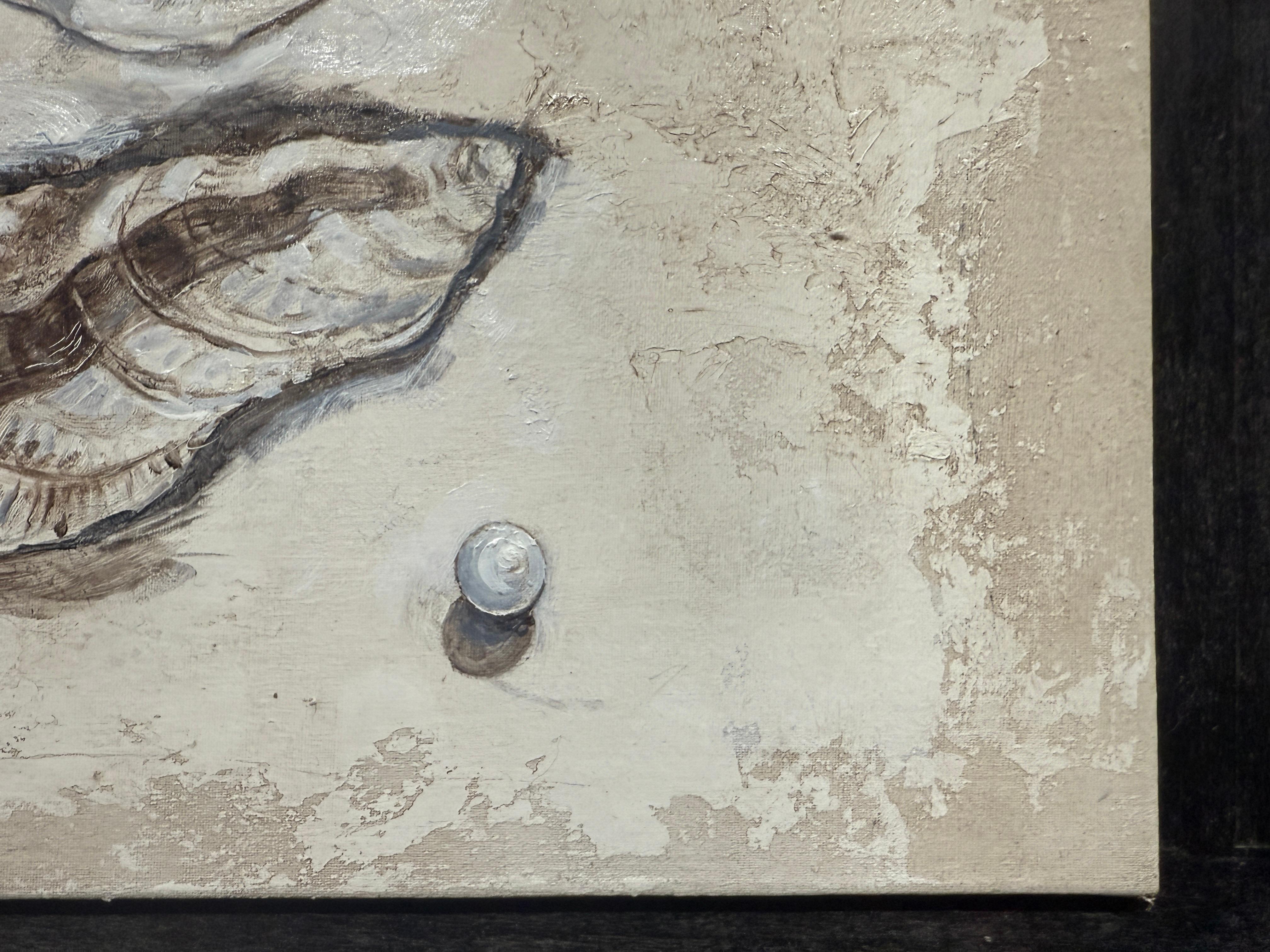 Ein Ölgemälde von Terry Elkins  (geb. 1951, Vicksburg, Mississippi) über ein bescheidenes Weichtier und sein seltenes und beliebtes Geschenk, eine perfekt runde, weiße Perle.

Signiert 