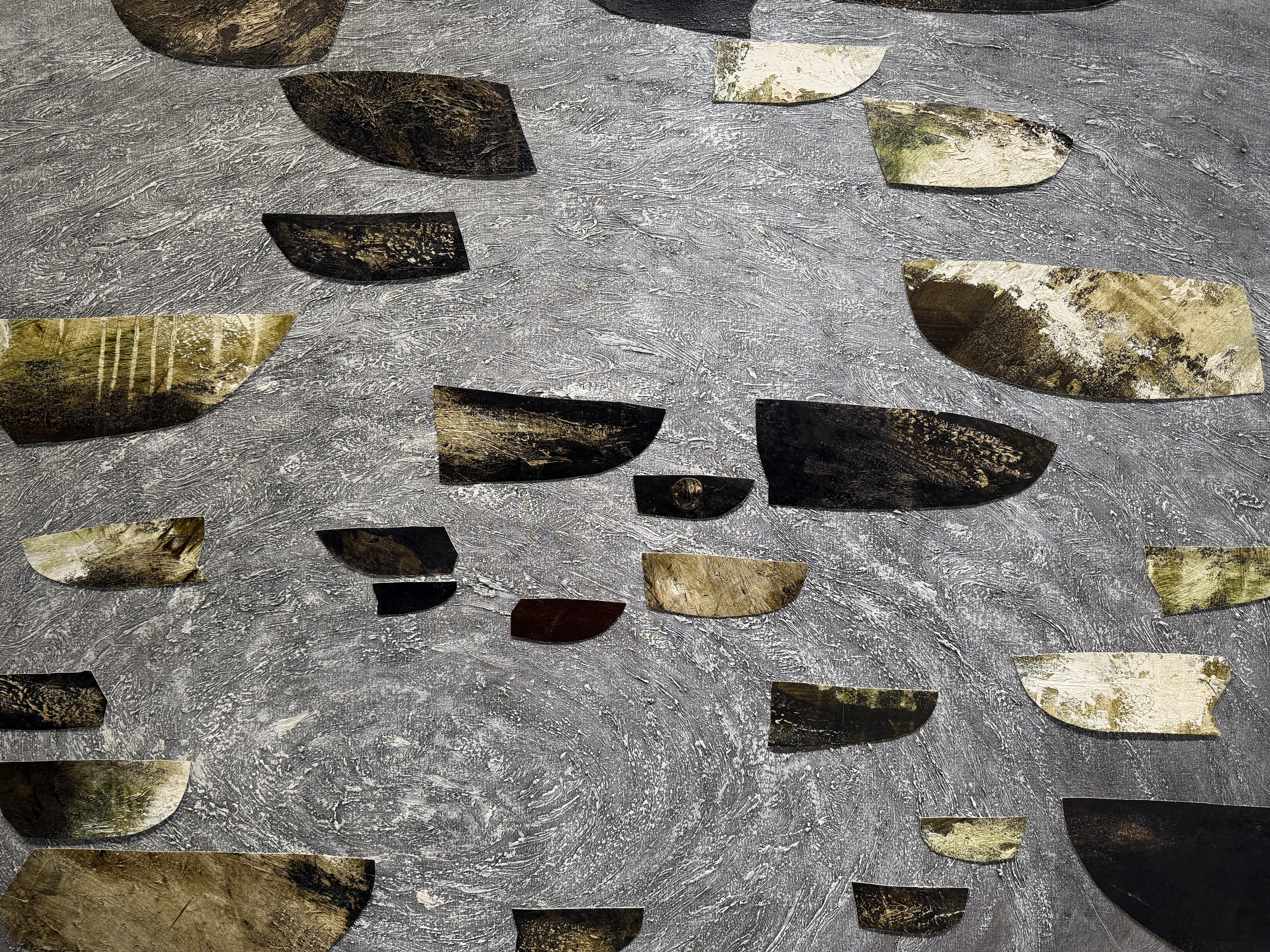 Ein zeitgenössisches Gemälde des amerikanischen Künstlers Terry Elkins (geb. 1951 / Vicksburg, Mississippi).  Elkins hat bemaltes Segeltuch in Formen von Booten, Skiffs oder kleinen, bescheidenen Booten zerschnitten. Anschließend ordnet er diese