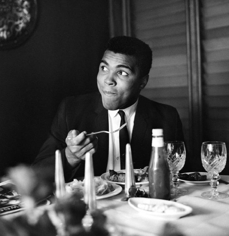 "Muhammad Ali" par Terry Fincher

16 août 1965 : Le champion du monde de boxe poids lourd Muhammad Ali dîne dans un restaurant.

Non encadré
Taille du papier : 40" x 40'' (pouces)
Imprimé 2022 
Impression sur fibre à la gélatine argentique