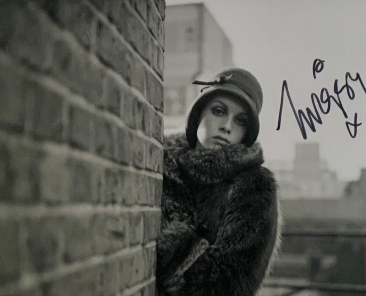 Terry Fincher Black and White Photograph – „Old Fashioned Model“ Gerahmt und signiert von Twiggy Archivalischer Pigmentdruck