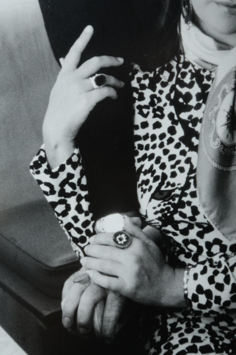 Terry O' Neill Black and White Photograph of Liz Taylor and Richard Burton, 1971 (Ende des 20. Jahrhunderts)