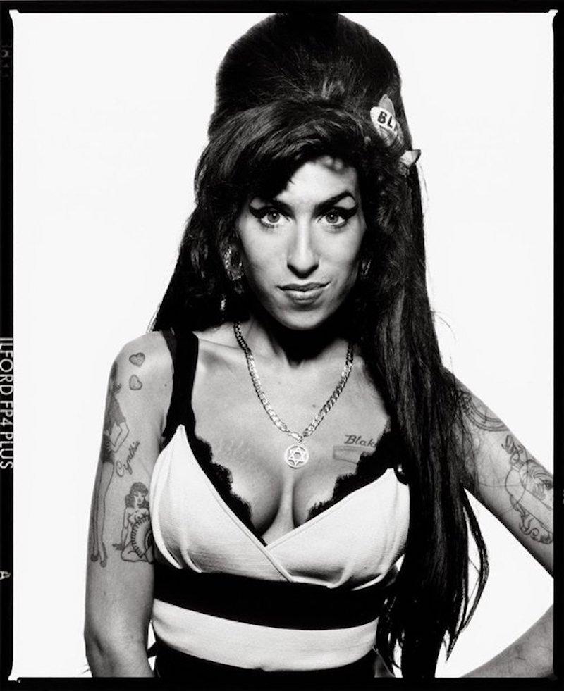 Terry O'Neill Portrait Photograph - Amy Winehouse (16" x 12")