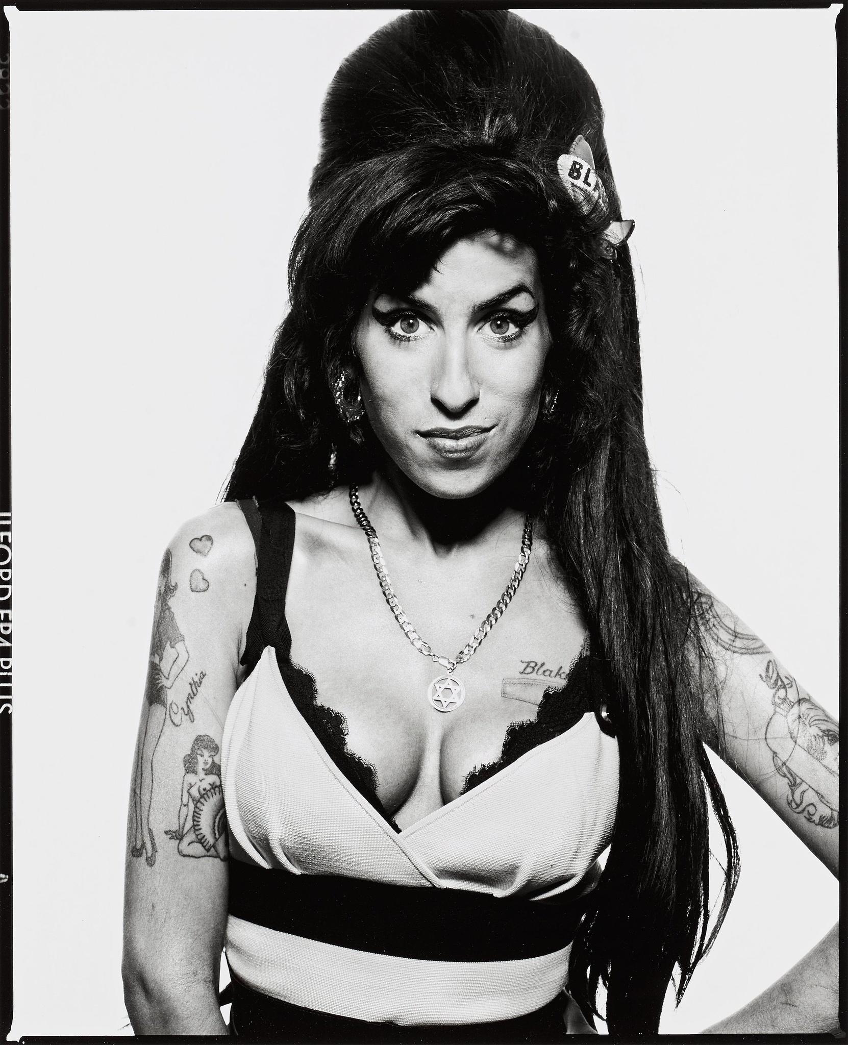 Amy Winehouse, London - Terry O'Neill (Schwarz-Weiß-Fotografie)
Signiert und nummeriert
Silber-Gelatine-Druck
16 x 12 Zoll - £4,200
20 x 16 Zoll - £6,000
30 x 20 Zoll - £9,000

Terry O'Neill (1938-2019) fotografierte 1963 die Beatles und die Rolling
