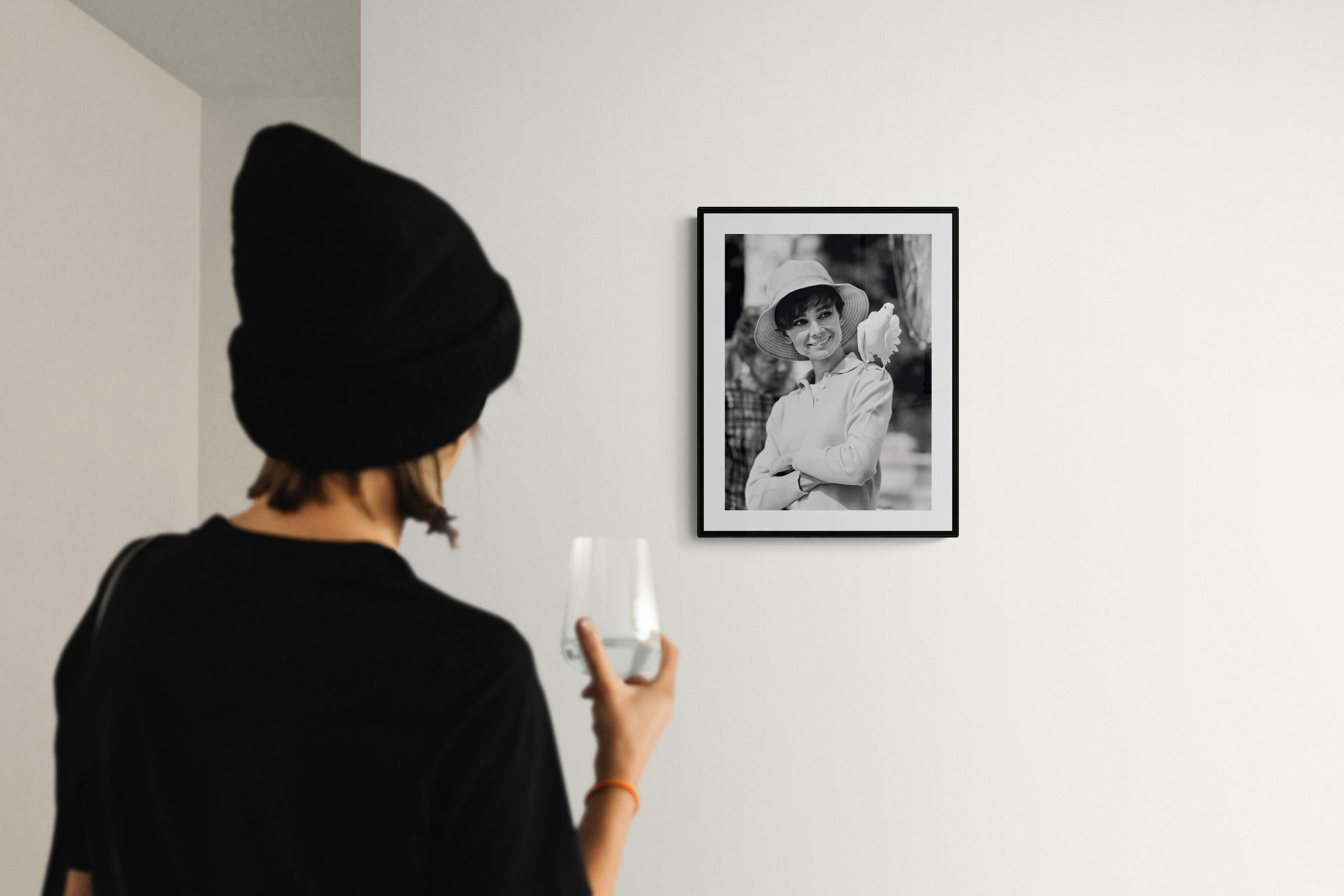 Audrey Hepburn Taube, 1966, Am Set von 'Two for the Road', Signiert (Moderne), Photograph, von Terry O'Neill