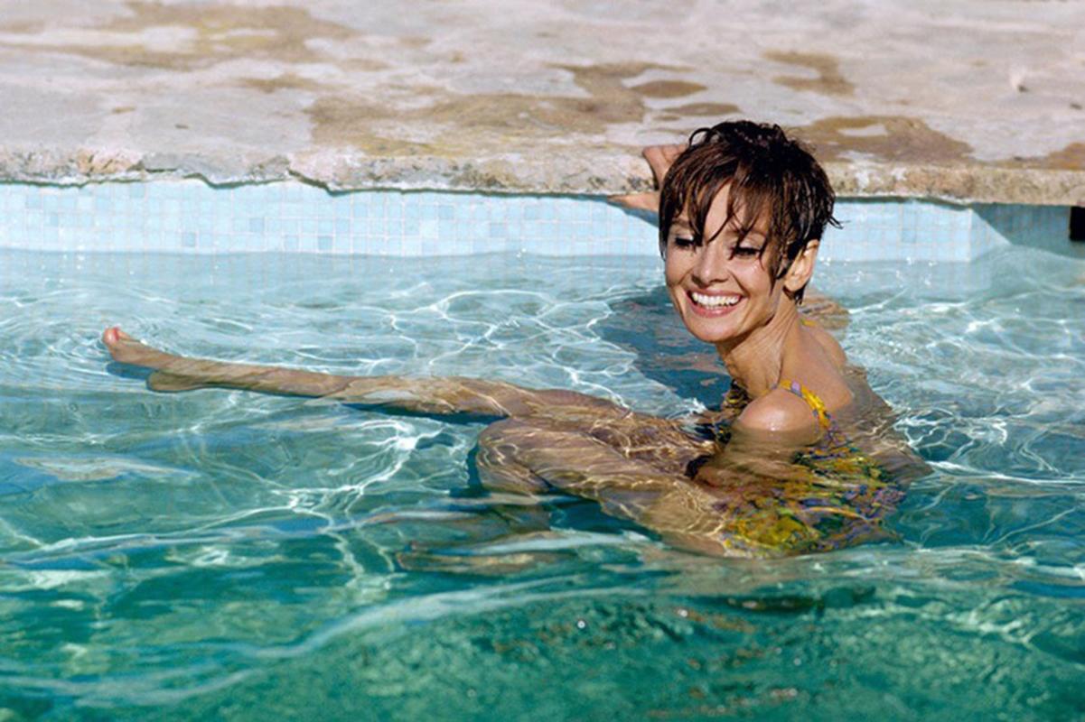Audrey Hepburn im Pool 1966 (gerahmt)