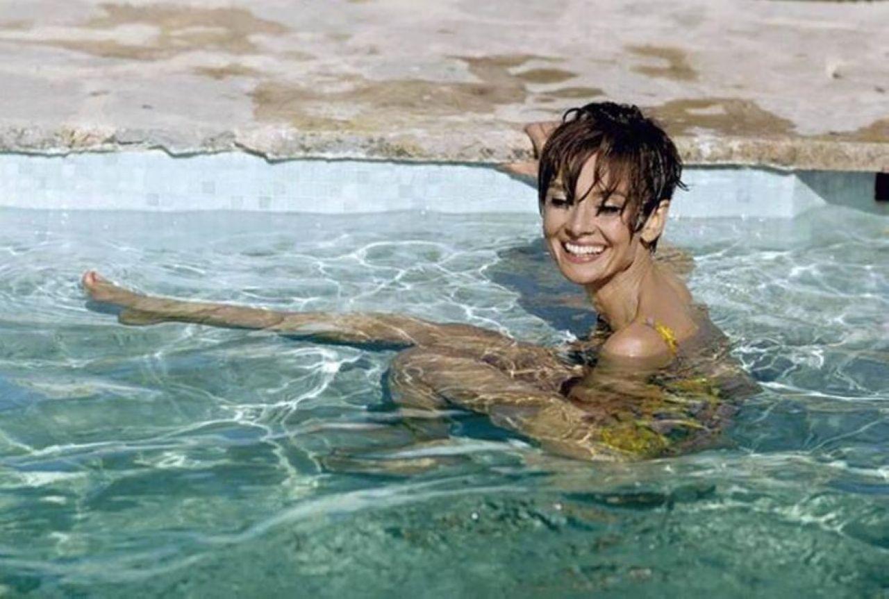 Audrey Hepburn im Pool, 1966 - der Filmstar lächelt in einem gelben Schwimmanzug – Photograph von Terry O'Neill