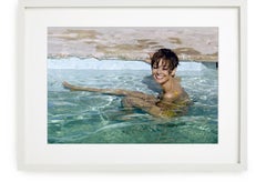 Audrey Hepburn im Pool, 1966 - der Filmstar lächelt in einem gelben Schwimmanzug