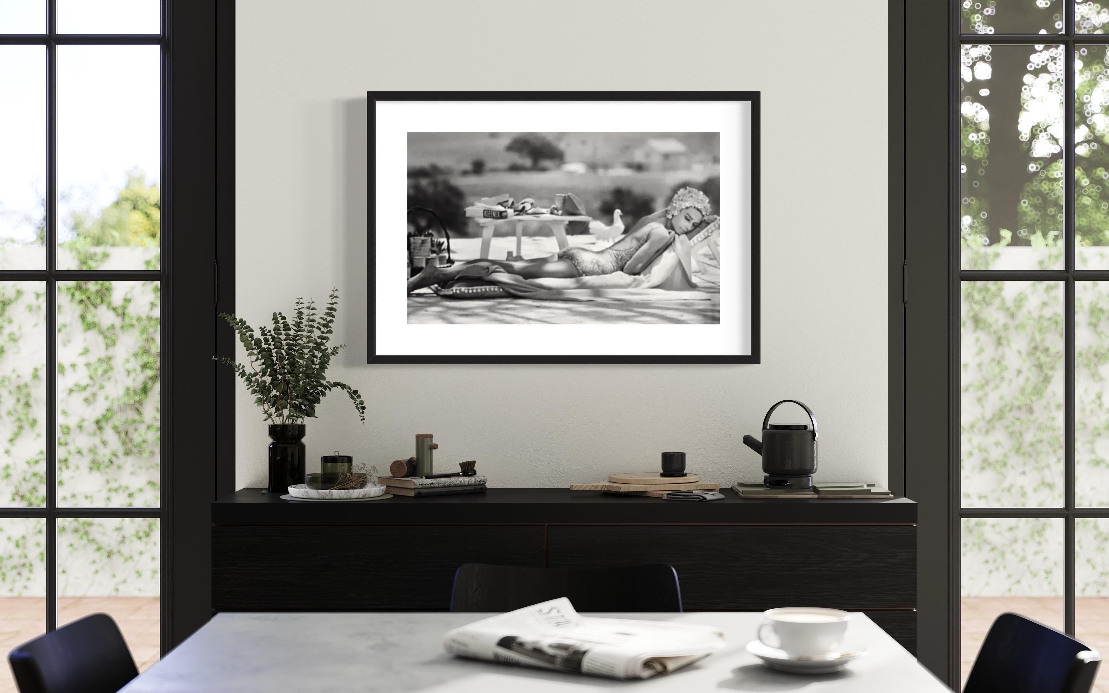 Audrey Hepburn Relajándose junto a una piscina, 1966 Firmado a mano - Photograph Contemporáneo de Terry O'Neill