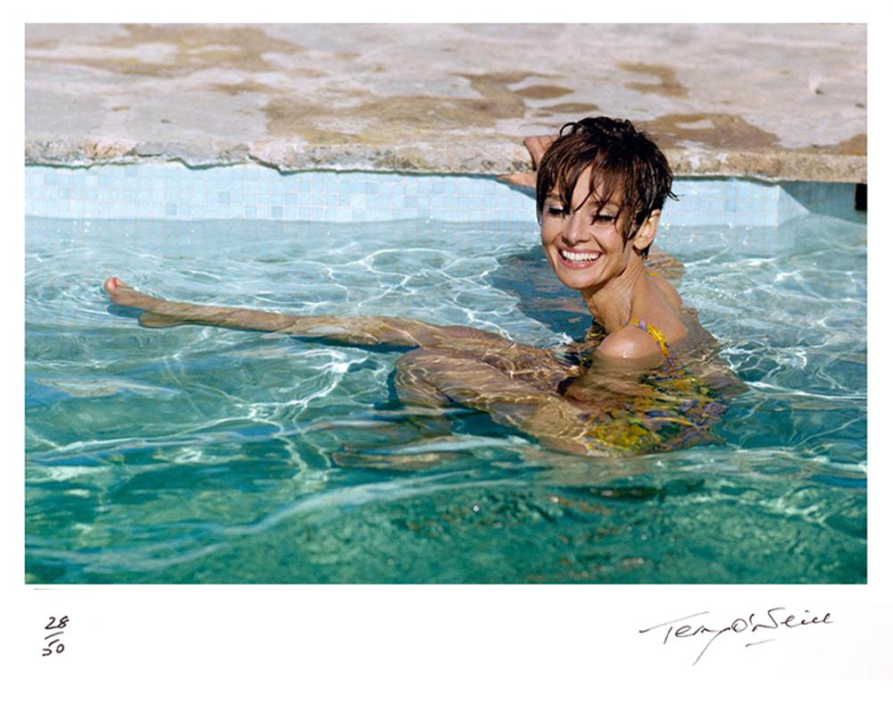 Terry O'Neill Color Photograph – Audrey Hepburn-Badeanzüge – handsignierte, limitierte Auflage