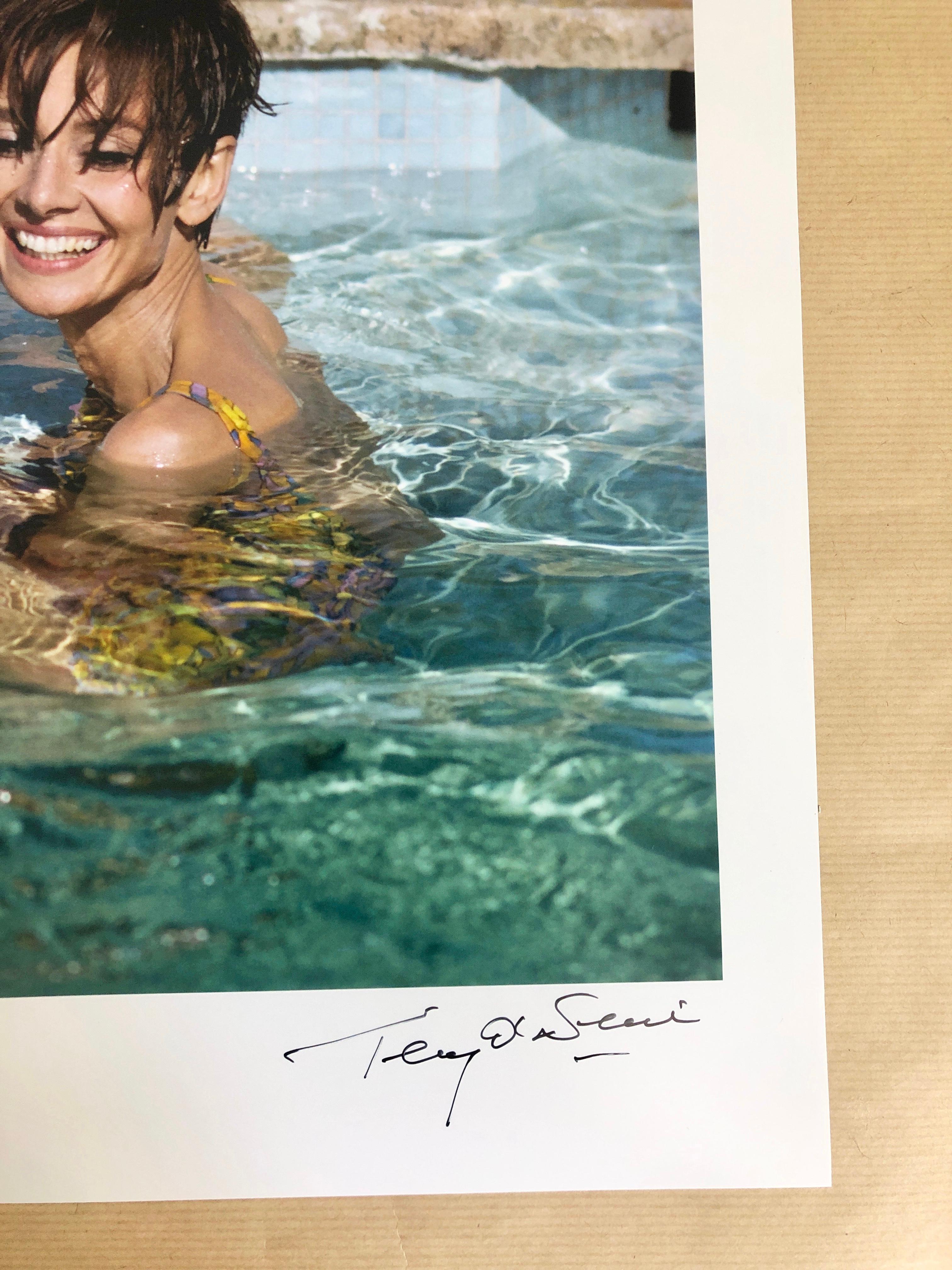 Audrey Hepburn Swims – signierter C-Druck in limitierter Auflage, 22 von 50 Exemplaren – Photograph von Terry O'Neill