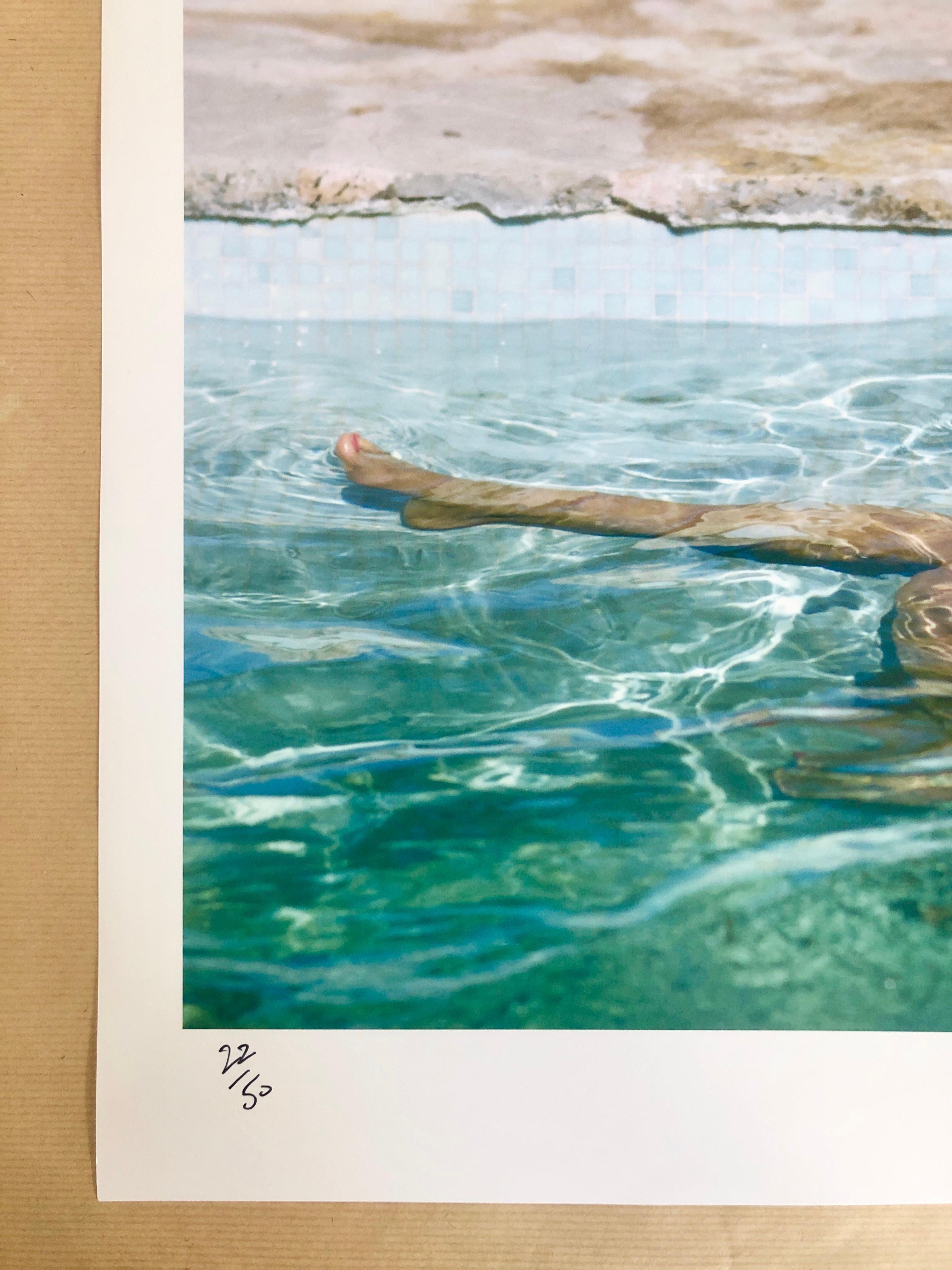 Audrey Hepburn Swims – signierter C-Druck in limitierter Auflage, 22 von 50 Exemplaren (Moderne), Photograph, von Terry O'Neill