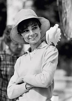 Terry O'Neill - Audrey Hepburn mit einer Taube 2, Fotografie 1966, Nachdruck