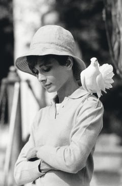 Terry O'Neill (Schwarz-Weiß-Fotografie) - Audrey Hepburn mit Taube