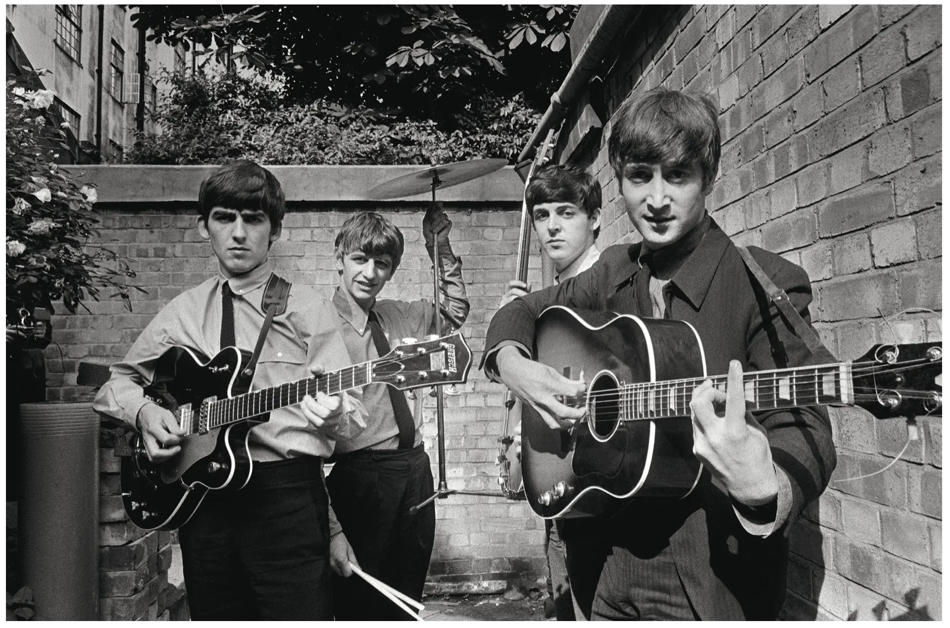 Terry O'Neill Black and White Photograph – Hinterhof Beatles