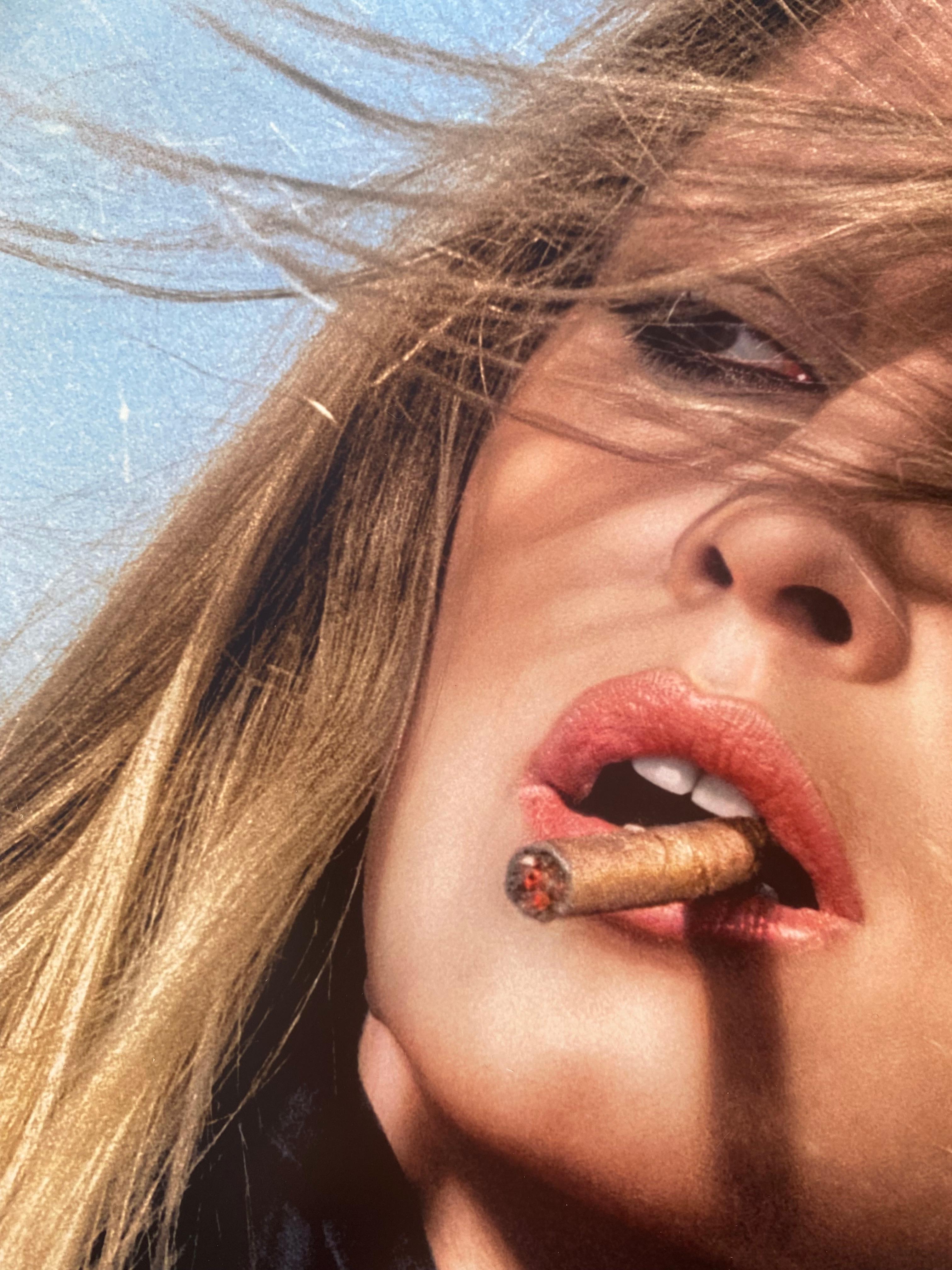 Zigarrenfarbe Bardot – Photograph von Terry O'Neill