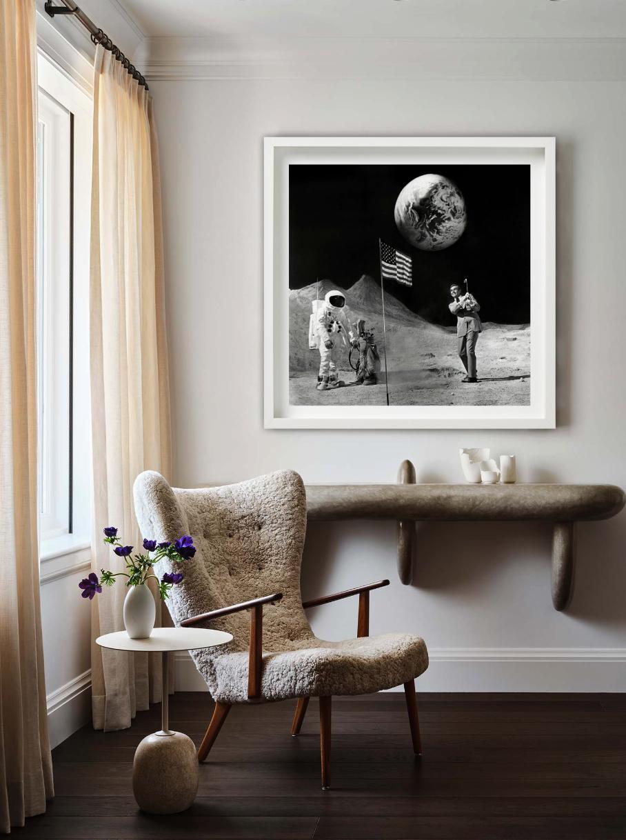 Bond on the Moon, Sean Connery als James Bond - Fine Art Photography, 1971 im Angebot 1