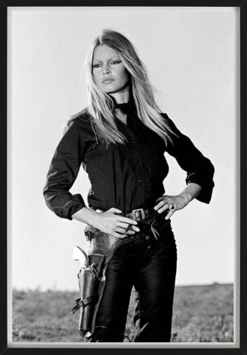 Brigitte Bardot B&W – der Superstar als Rindsledermaus, Kunstfotografie, 1971 (Zeitgenössisch), Photograph, von Terry O'Neill