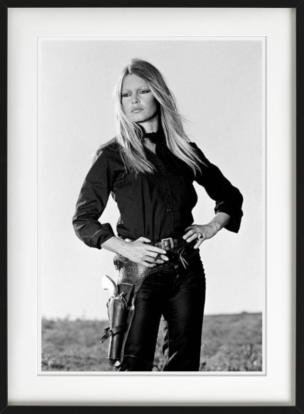 Brigitte Bardot B&W – der Superstar als Rindsledermaus, Kunstfotografie, 1971 (Grau), Black and White Photograph, von Terry O'Neill