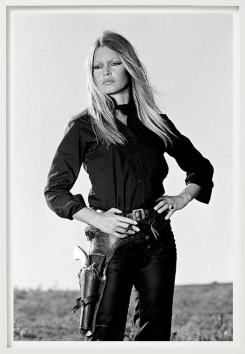 Die berühmte Schauspielerin Brigitte Bardot als Cowgirl gekleidet, fotografiert von Terry O'Neill.

Alle Drucke sind in limitierter Auflage erhältlich. Erhältlich in mehreren Größen. Hochwertige Einrahmung auf Anfrage.

Alle Drucke werden von der