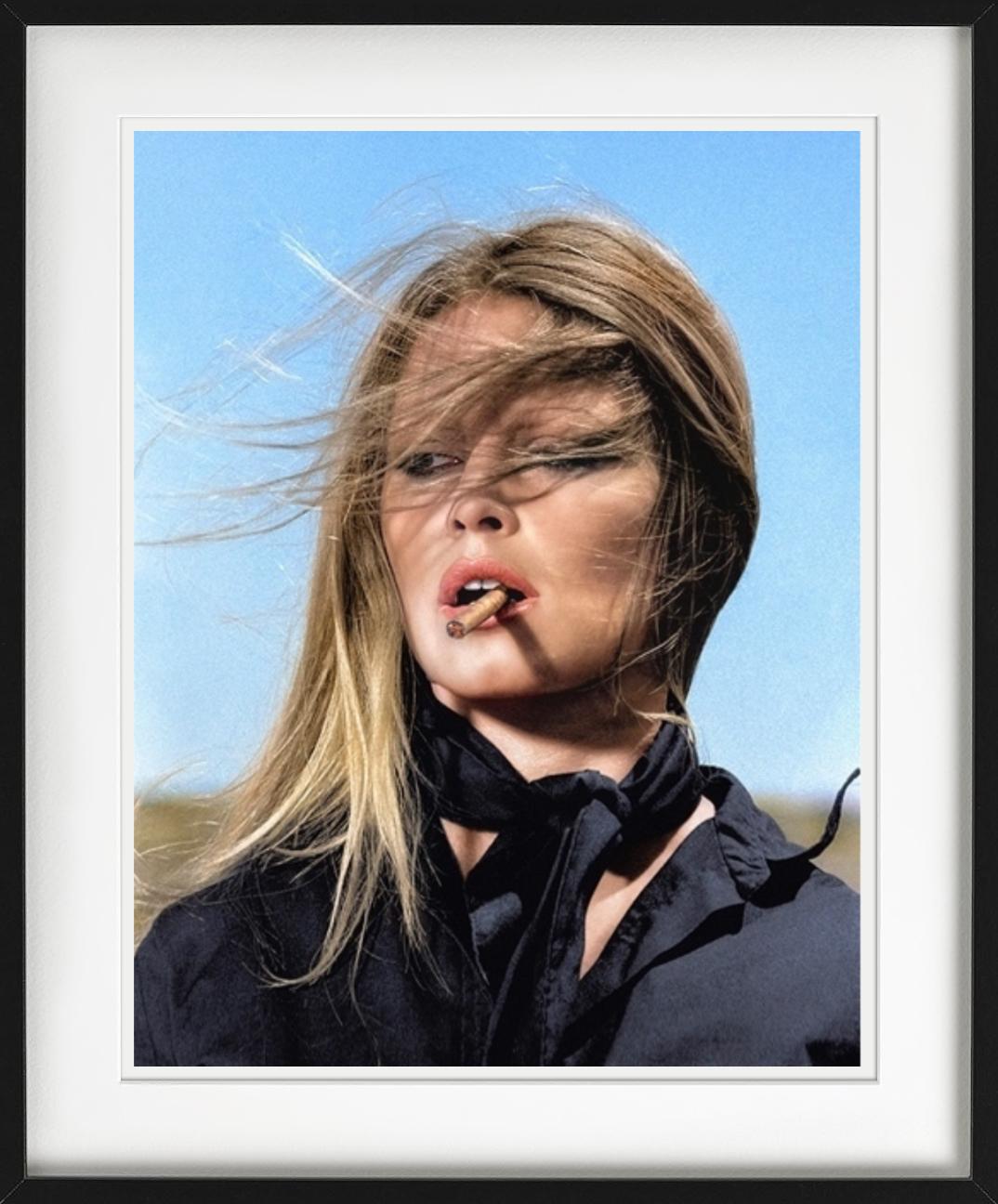 Brigitte Bardot Coloreada - la superestrella con un puro en la boca - Portrait Photograph Gris de Terry O'Neill