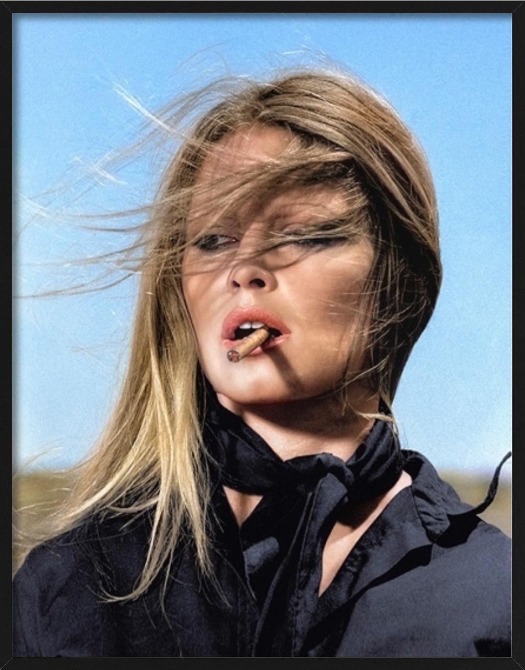 Este icónico retrato de Brigitte Bardot, tomado por el legendario fotógrafo Terry O'Neill en 1971, es una sorprendente representación de la belleza sin esfuerzo, la rebeldía y el carisma cinematográfico.

Todas las impresiones son de edición