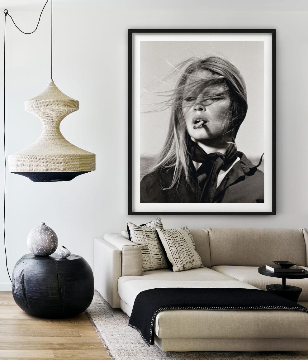 Ce portrait emblématique de Brigitte Bardot, réalisé par le légendaire photographe Terry O'Neill en 1971, est une représentation saisissante de la beauté sans effort, de la rébellion et du charisme cinématographique.

Tous les tirages sont en