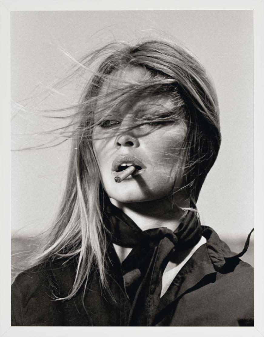 Brigitte Bardot - Sur le plateau des Petroleuses, photographie d'art, 1971 - Photograph de Terry O'Neill