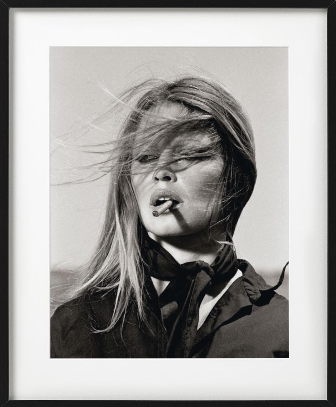 Brigitte Bardot - Sur le plateau des Petroleuses, photographie d'art, 1971 - Gris Portrait Photograph par Terry O'Neill