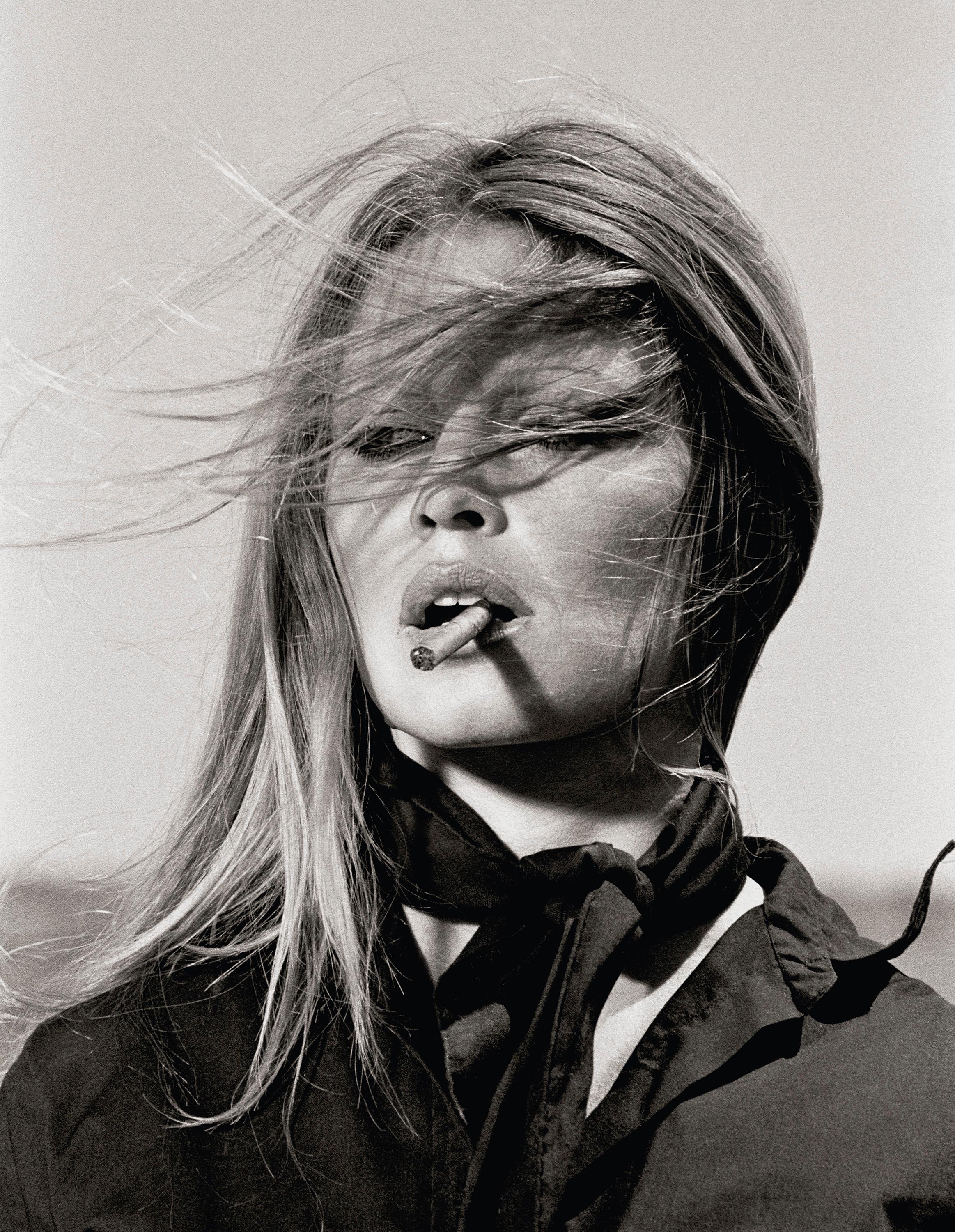 Terry O'Neill Black and White Photograph – Brigitte Bardot (Signierter Platindruck)